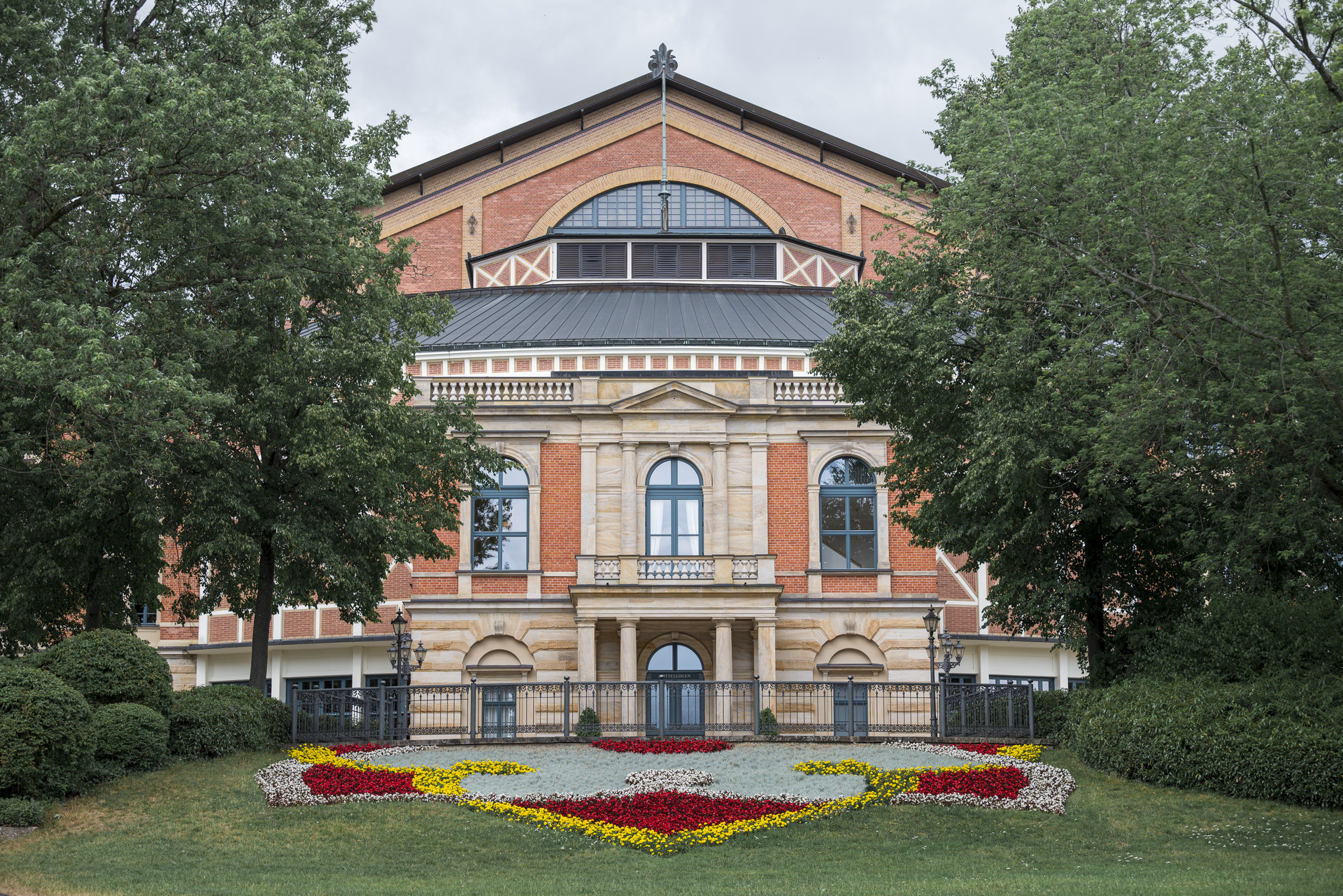 Blick auf das Bayreuther Festspielhaus am Grünen Hügel / © Daniel Vogl/dpa Blick auf das Bayreuther Festspielhaus am Grünen Hügel / © Daniel Vogl/dpa