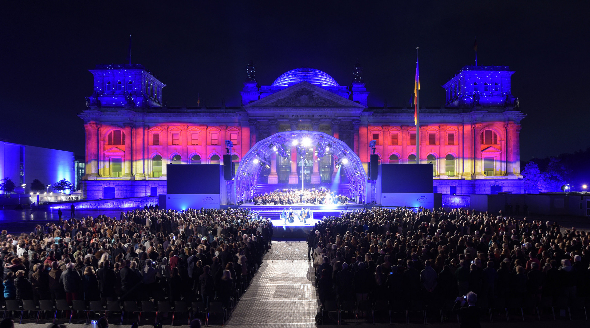 Lichtinstallation zum Tag der Deutschen Einheit am Reichstag / © Rainer Jensen/dpa