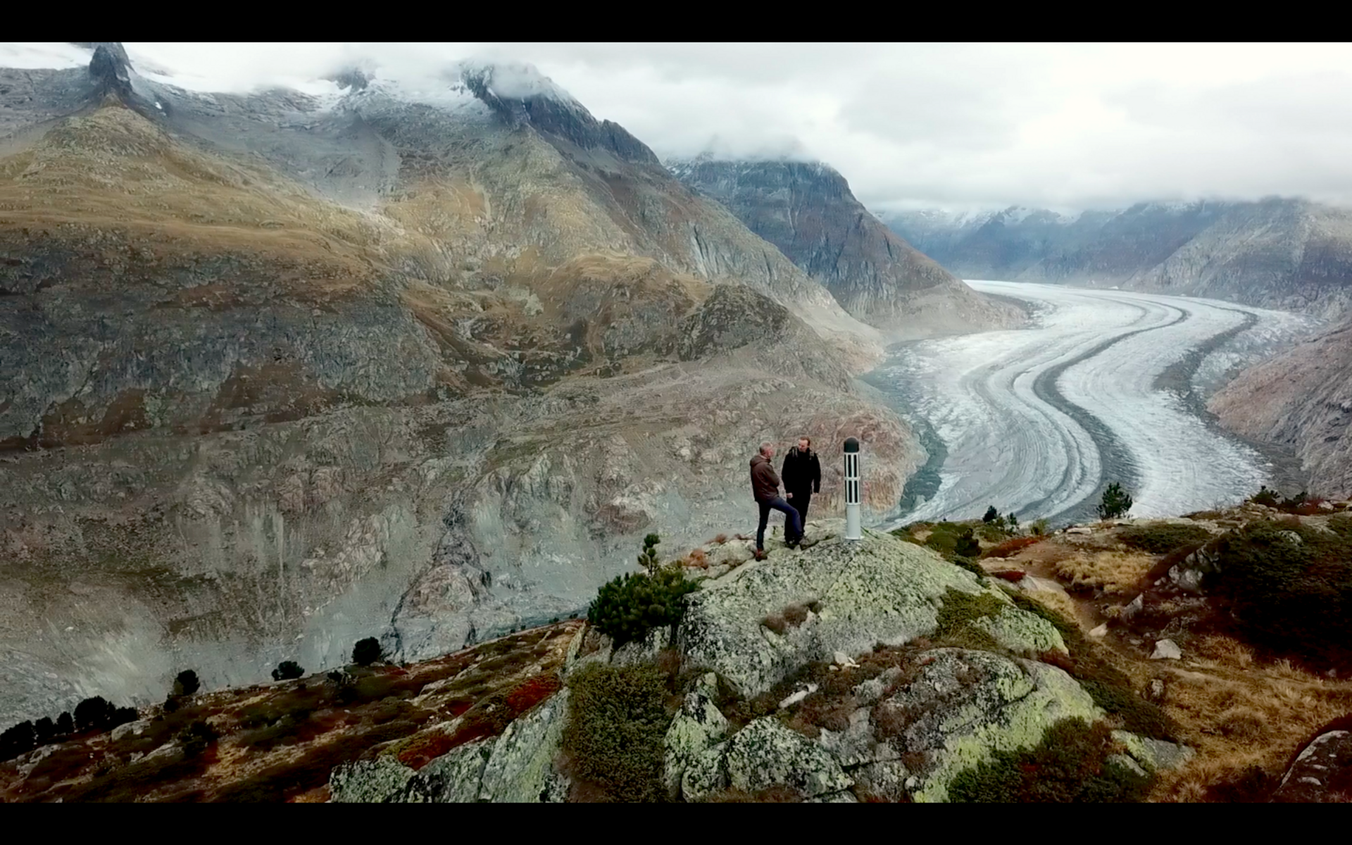 Ingolf Baur und Dr. Hugo Raetzo, Geologe am Bundesamt für Umwelt in der Schweiz, am Aletschgletscher: Hier zeigen sich die Folgen des Klimawandels besonders deutlich. (c) SRF/Florian Kössl Ingolf Baur und Dr. Hugo Raetzo, Geologe am Bundesamt für Umwelt in der Schweiz, am Aletschgletscher: Hier zeigen sich die Folgen des Klimawandels besonders deutlich. (c) SRF/Florian Kössl