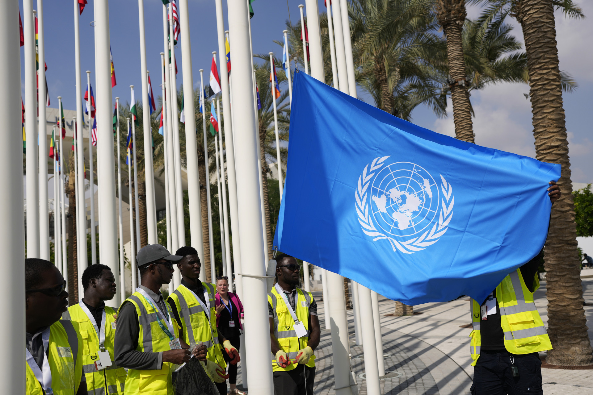 Vereinigte Arabische Emirate, Dubai: Die Flagge der Vereinten Nationen wird vor dem UN-Klimagipfel COP28 aufgehangen. Bei dem COP28-Treffen wollen mehr als 190 Länder ab Donnerstag am Persischen Golf die erste große Bestandsaufnahme der Umsetzung der Pariser Klimakonferenz 2015 erstellen / Copyright: dpa/Rafiq Maqbool