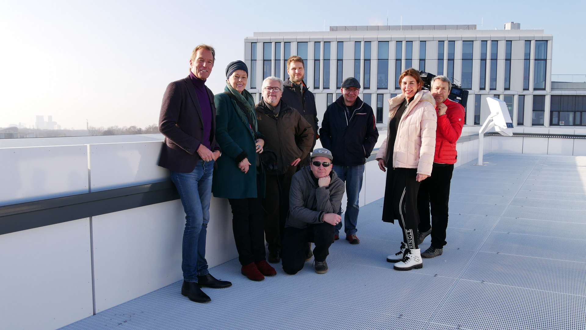 Ein eingeschworenes Team: (v.l.n.r.)
Markus Brock (Moderation), Martina Klug (Buch/Regie), Christoph Feller (Kamera), Lars Gelhausen (Ton), Michael Geißer (Assistenz),
Diana Rouger-Werner (Maskenbild), Christian Zecha (Kamera) (c) ZDF und SWR, Futurium Berlin Ein eingeschworenes Team: (v.l.n.r.)
Markus Brock (Moderation), Martina Klug (Buch/Regie), Christoph Feller (Kamera), Lars Gelhausen (Ton), Michael Geißer (Assistenz),
Diana Rouger-Werner (Maskenbild), Christian Zecha (Kamera) (c) ZDF und SWR, Futurium Berlin