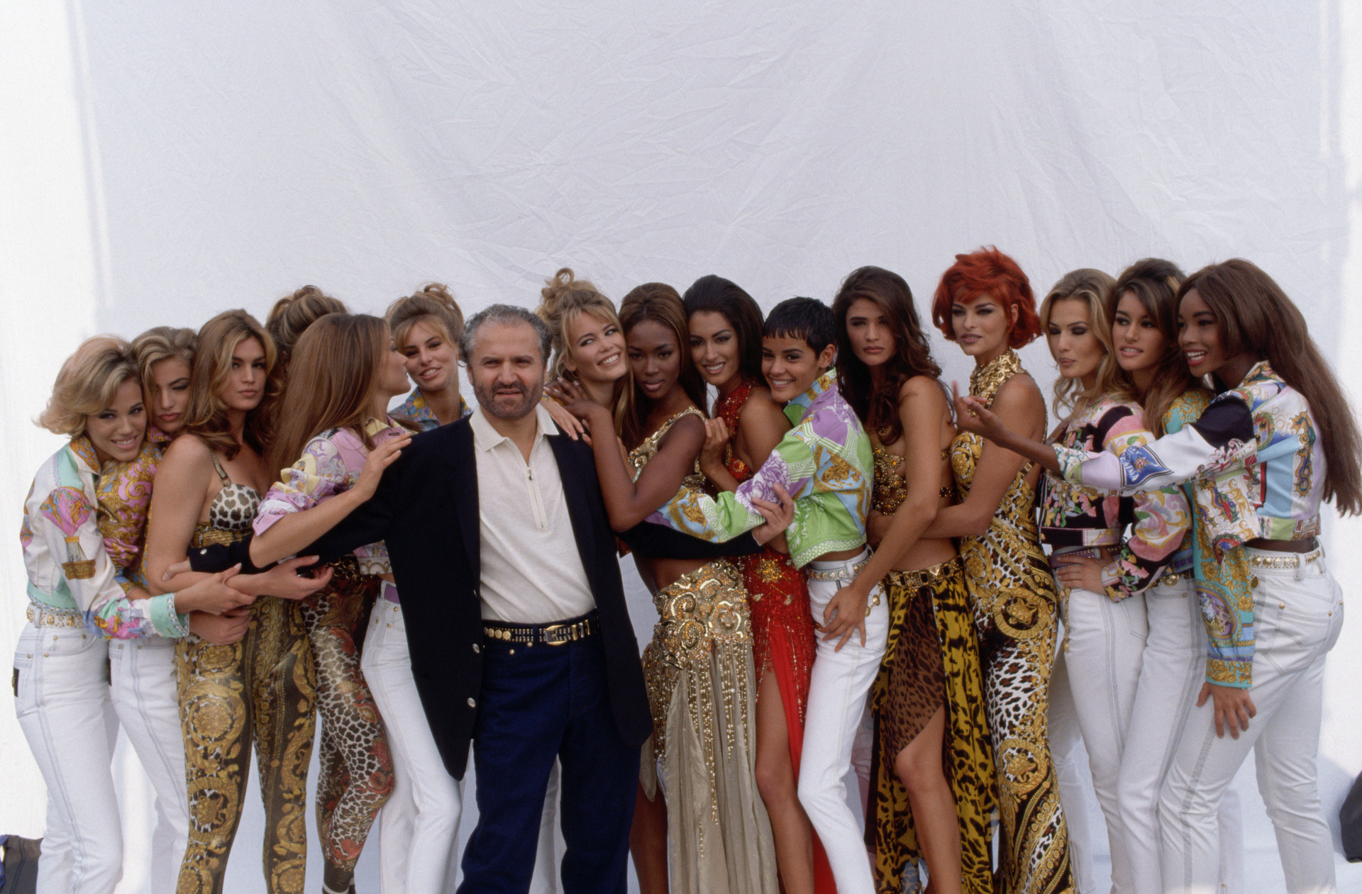 Gianni Versace inszenierte Mode als Spektakel. Mit seinen extravaganten Entwürfen und einem Netzwerk internationaler Supermodels verkörperte er den Glamour der 1990er-Jahre wie kaum ein anderer. 

Copyright: ZDF/Getty Images 