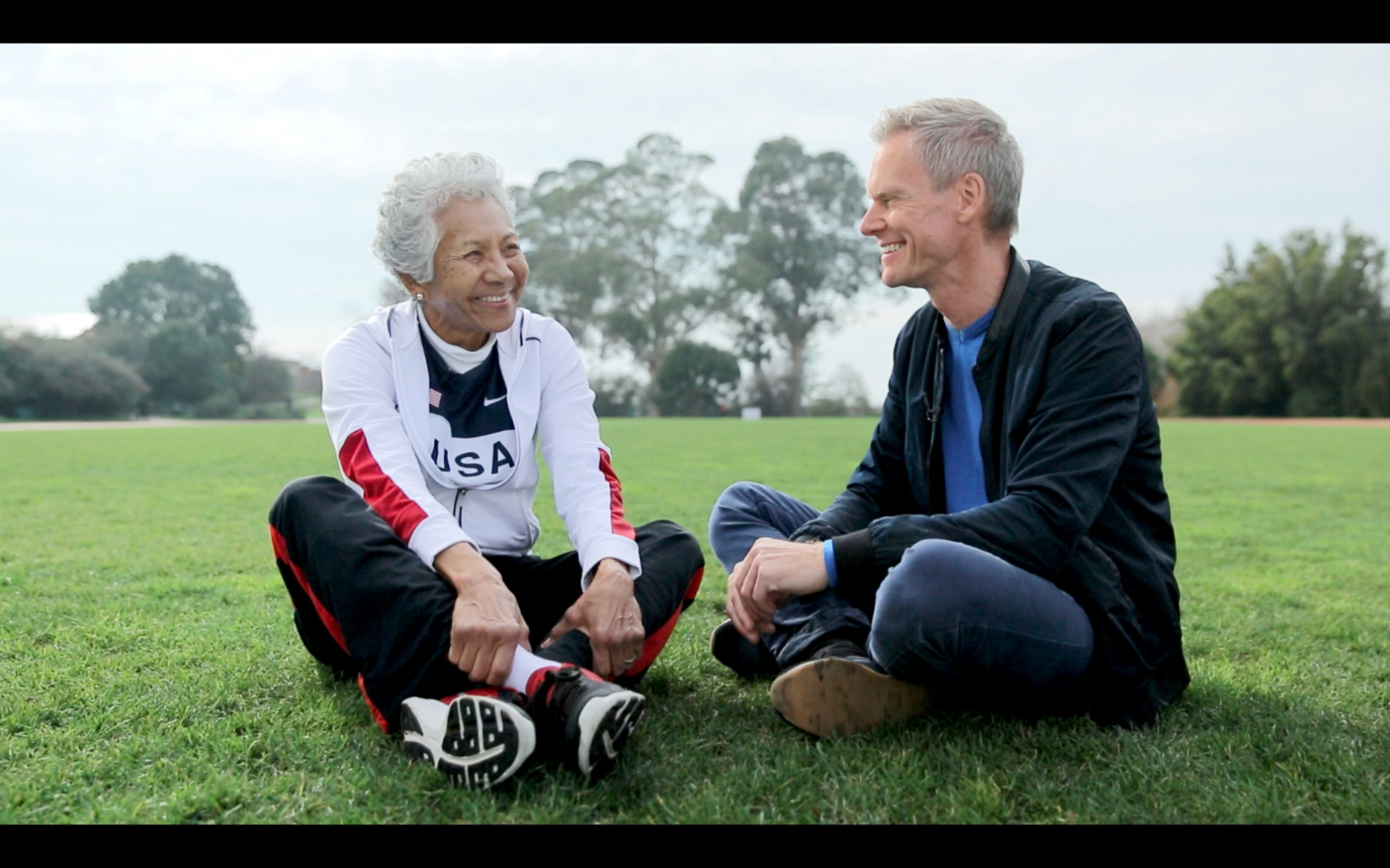 Ingolf Baur mit Irene Obera. Sie ist 84 Jahre und läuft 16,8 Sekunden auf 100 m © ZDF/Philip Flämig