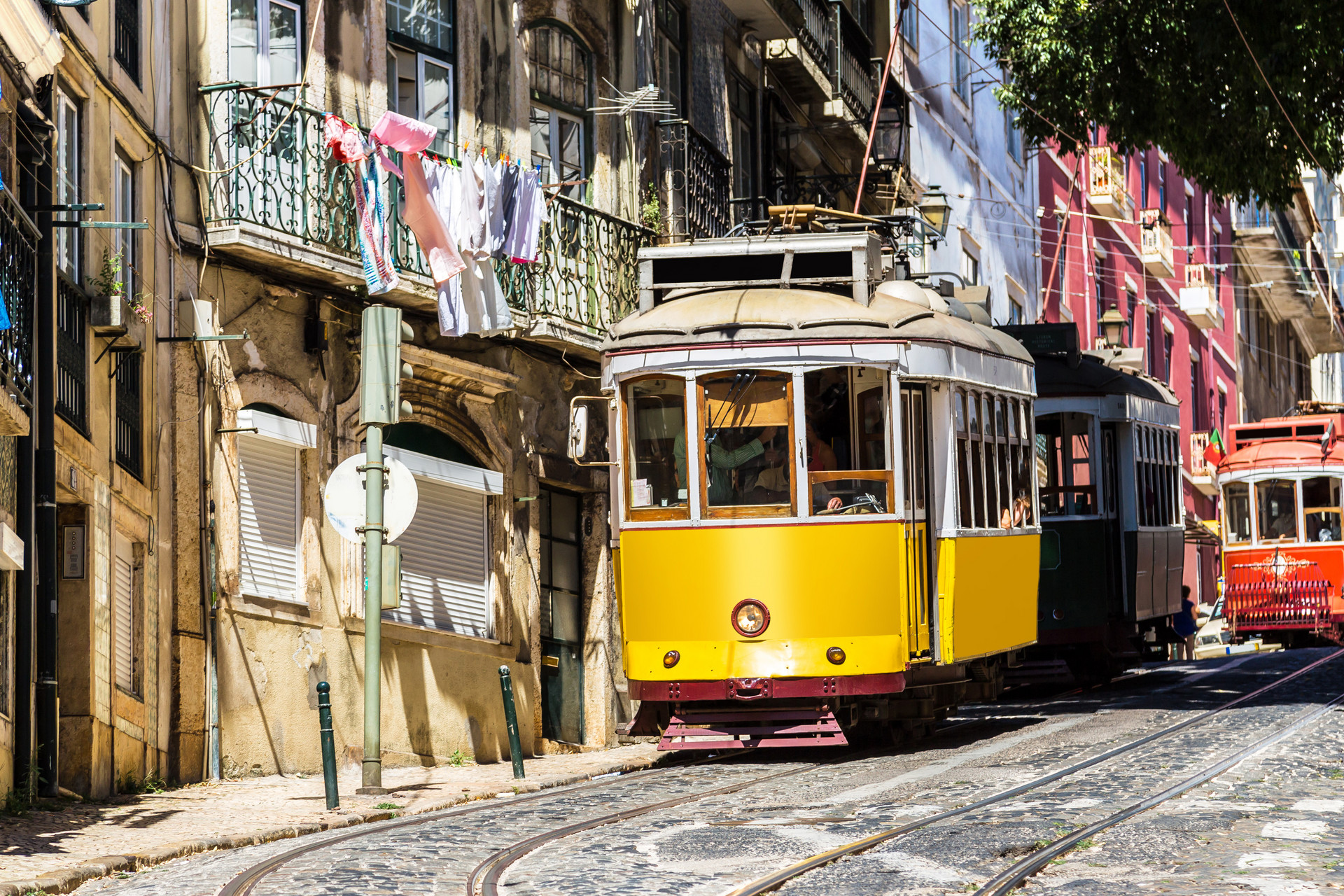 Tram in der Altstadt von Lissabon © ZDF/Sergey Figurniy / Colourbox