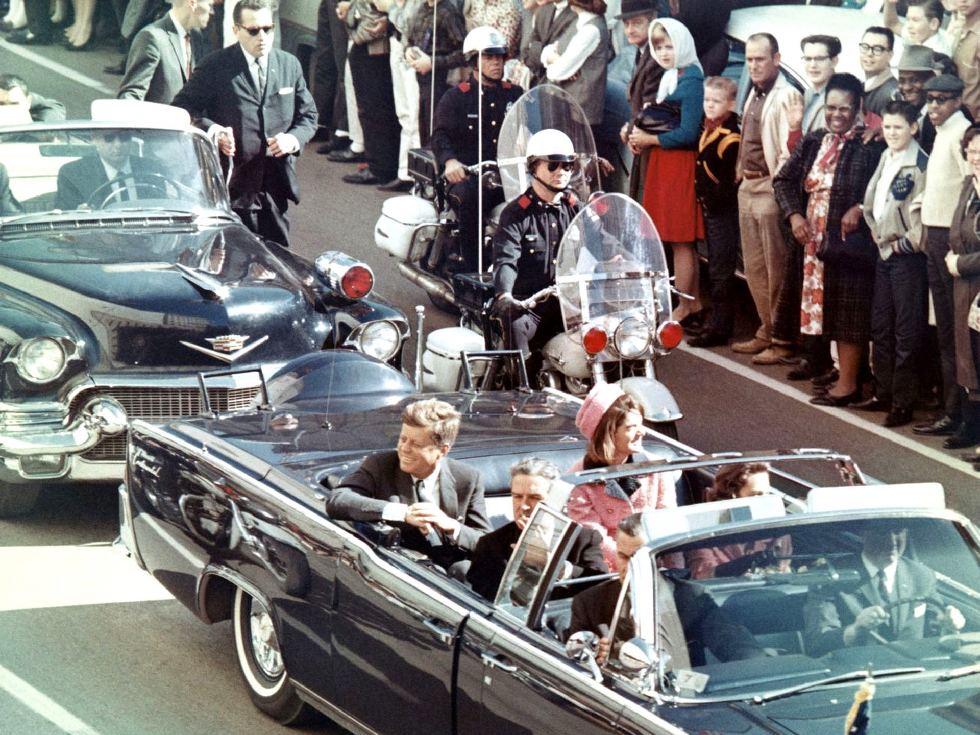 John F. und Jackie Kennedy in Begleitung des texanischen Gouverneurs John Connolly in der Autokolonne von Dallas am 22. November 1963 / Copyright: ZDF/National Archives