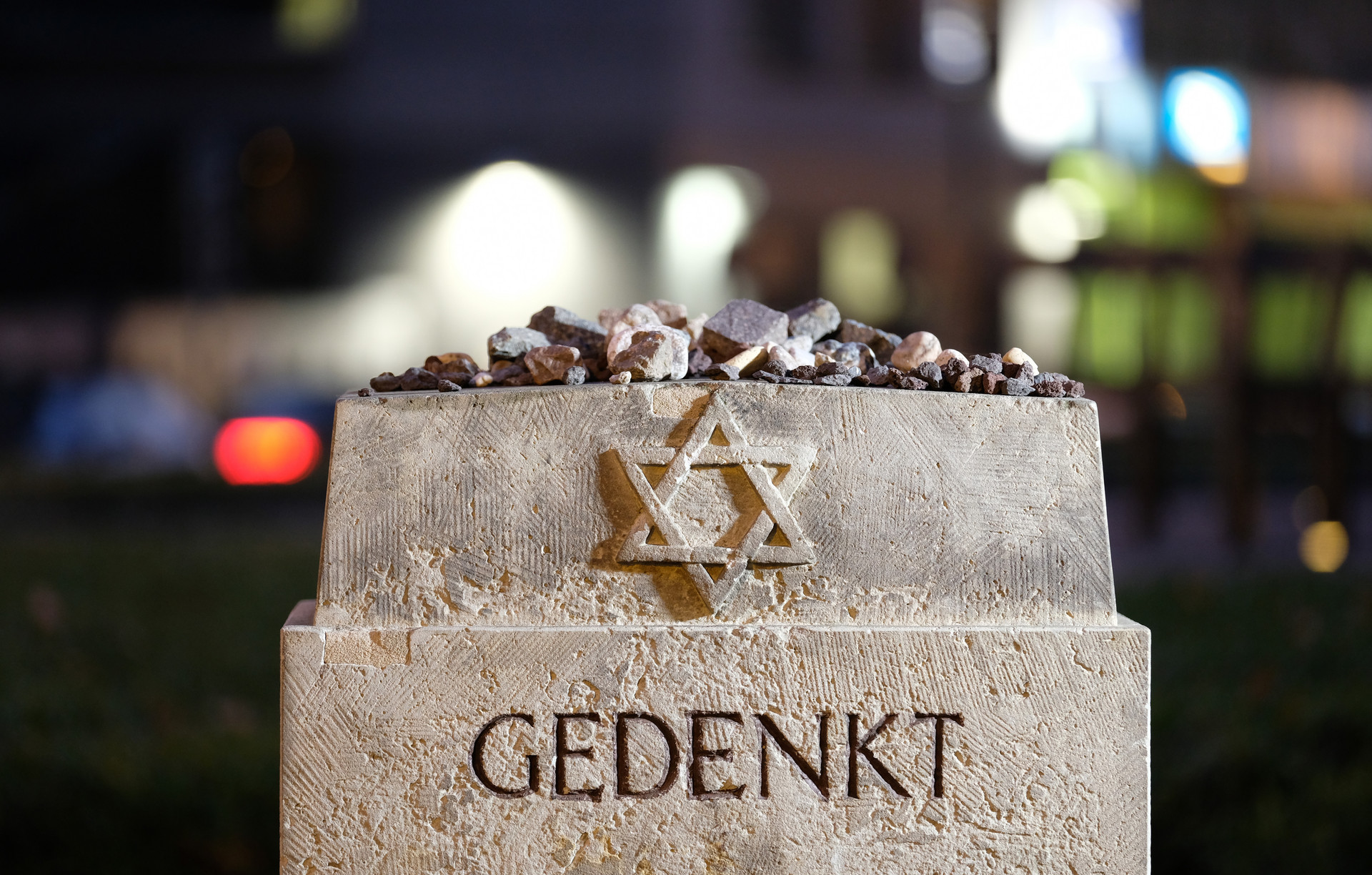 Gedenkstein an die Pogromnacht vor Synagoge in Leipzig / © Sebastian Willnow/dpa 