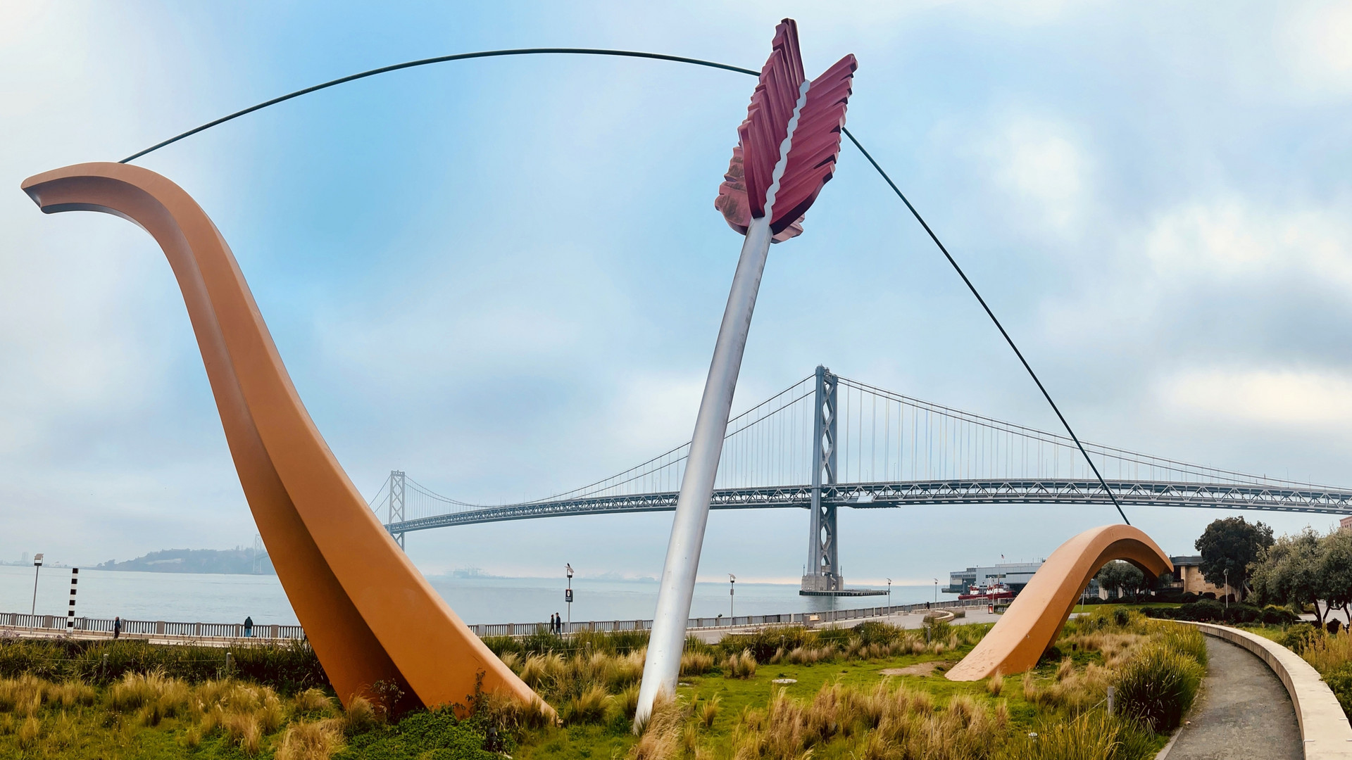 Pfeil und Bogen als Stadtzeichen: "Cupid’s Span", gestiftet von einem Milliardärs-Ehepaar, steht sinnbildlich für den wachsenden Einfluss privater Eliten auf San Franciscos öffentlichen Raum. © ZDF und Cornelius Janzen