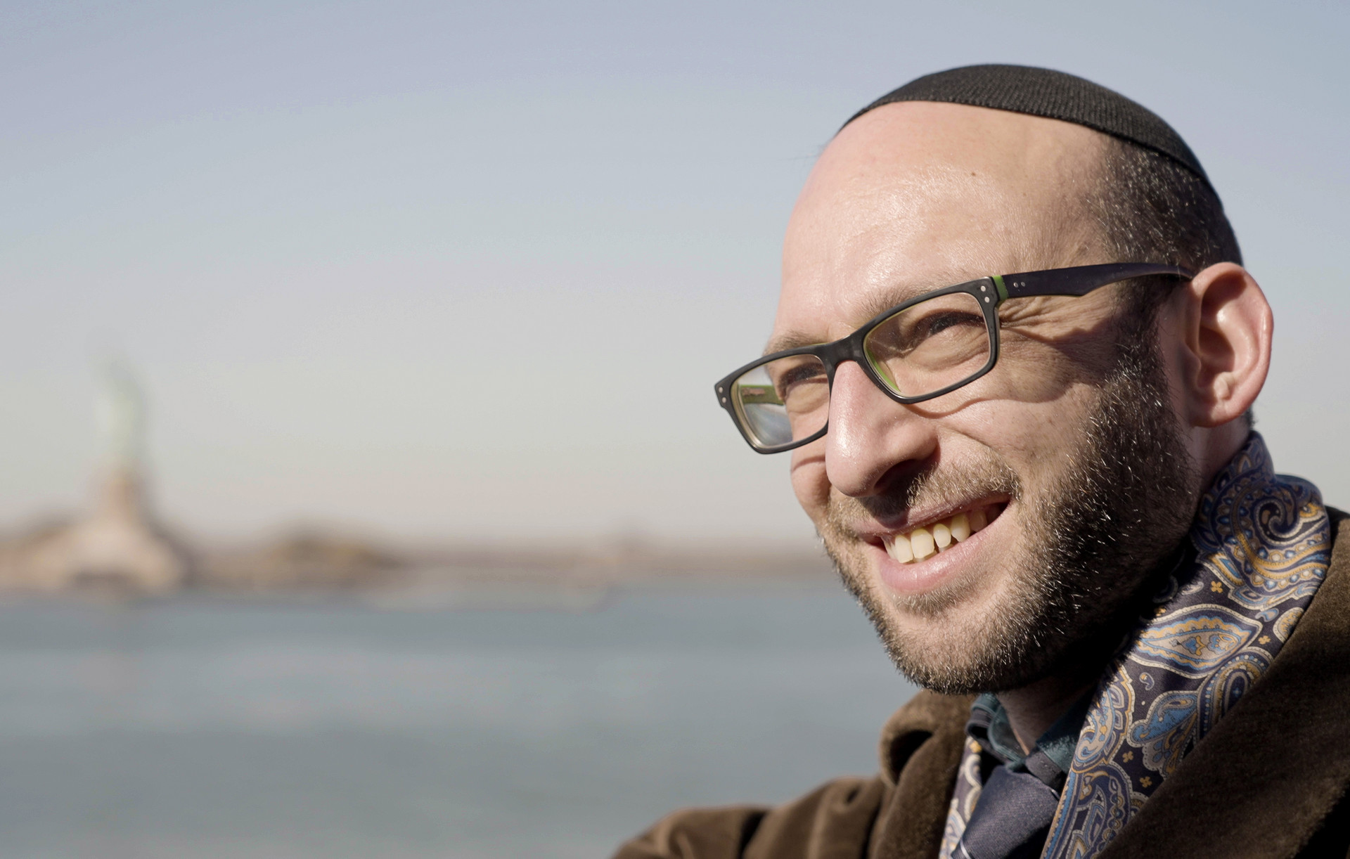 Rabbi Akiva Weingarten auf der Staten Island Ferry vor New York. Copyright: ZDF/Leon Spanier