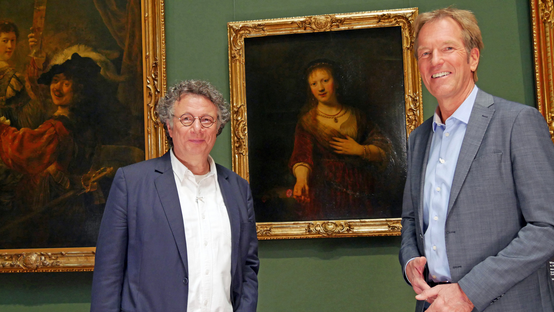 Gemeinsam mit Schriftsteller Ingo Schulze (l.) ist Markus Brock (r.) in der Gemäldegalerie Alte Meister in Dresden unterwegs. (c) ZDF/SWR, Martina Kluge