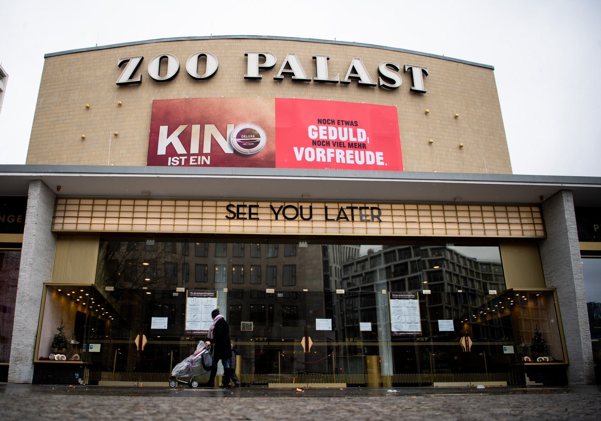 "See you Later" steht an dem Kino Zoo Palast. Die Berlinale findet in diesem Jahr im Februar nicht wie vorgesehen statt © dpa/David Hutzler  

