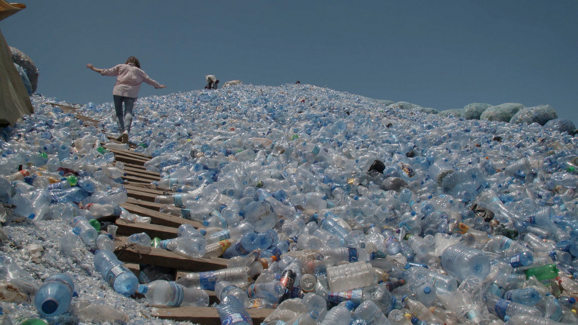 In Tansania fehlt für anfallendes Plastik ein funktionierendes Recycling-System © ZDF/Christophe Barreyre