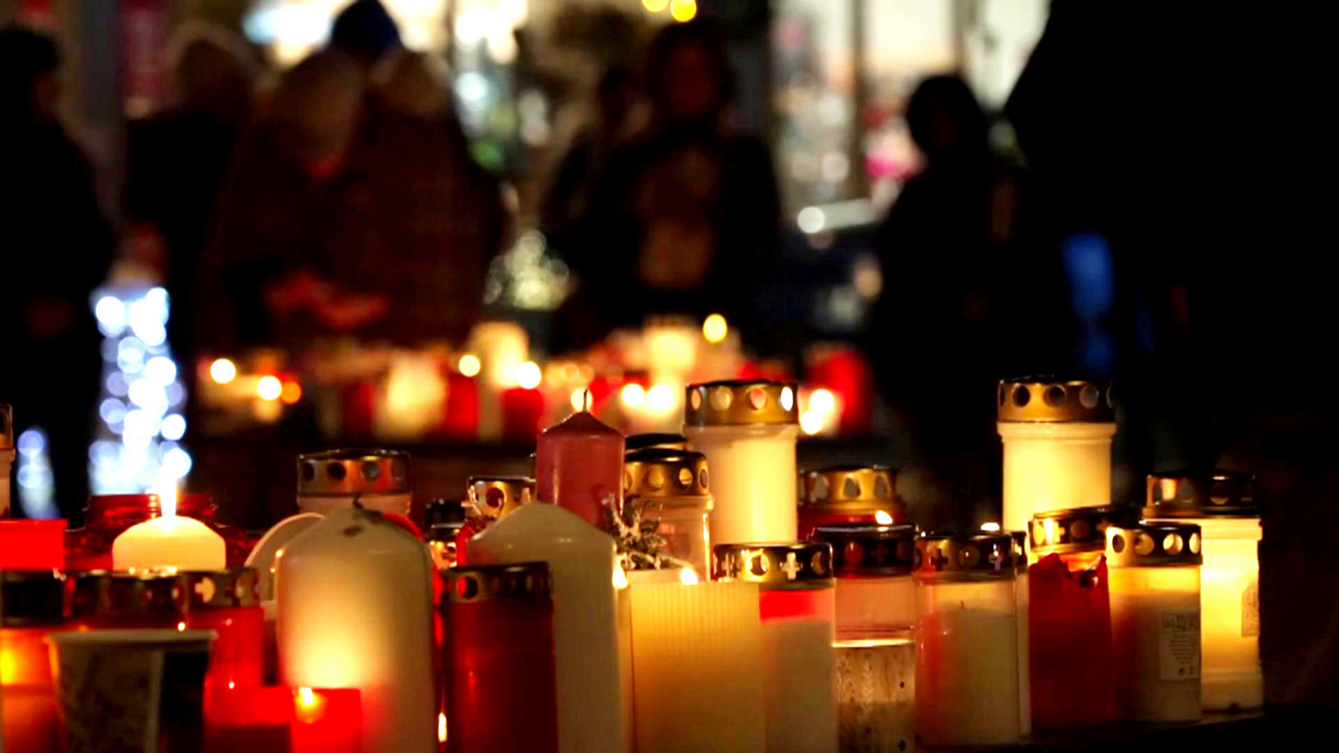 Kerzen für die Opfer der Brandkatastrophe in Crans-Montana. / Nutzung des Bildes nur in Verbindung mit der Sendung inkl. Social Media.
Copyright: ZDF, SRF, RTS
