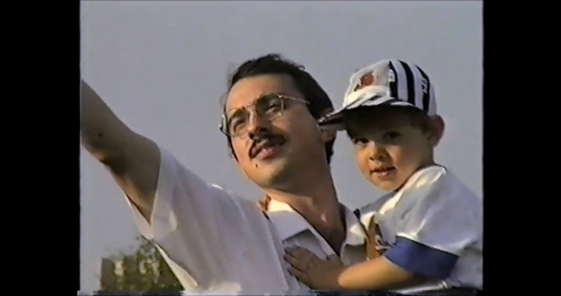 Ein Bild aus glücklichen Tagen: Regisseur Maksim Avdeev als Kind auf dem Arm seines Vaters in einem Home Video aus den 90er Jahren.
© ZDF und Maksim Avdeev Ein Bild aus glücklichen Tagen: Regisseur Maksim Avdeev als Kind auf dem Arm seines Vaters in einem Home Video aus den 90er Jahren.
© ZDF und Maksim Avdeev