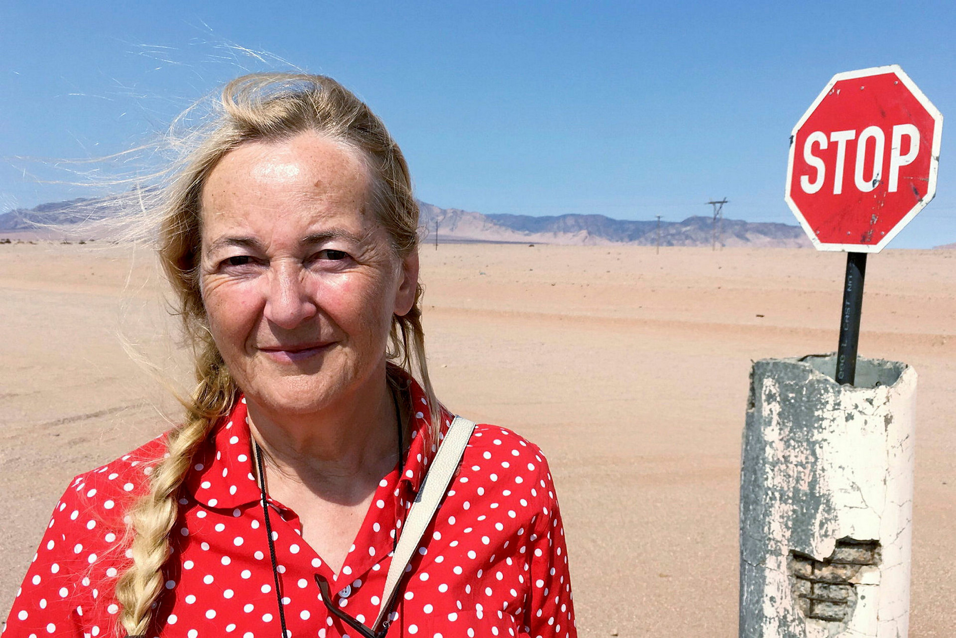Alice vor einem Stoppschild /Copyright: ZDF/SRF/Ciné S.A. Alice vor einem Stoppschild /Copyright: ZDF/SRF/Ciné S.A.