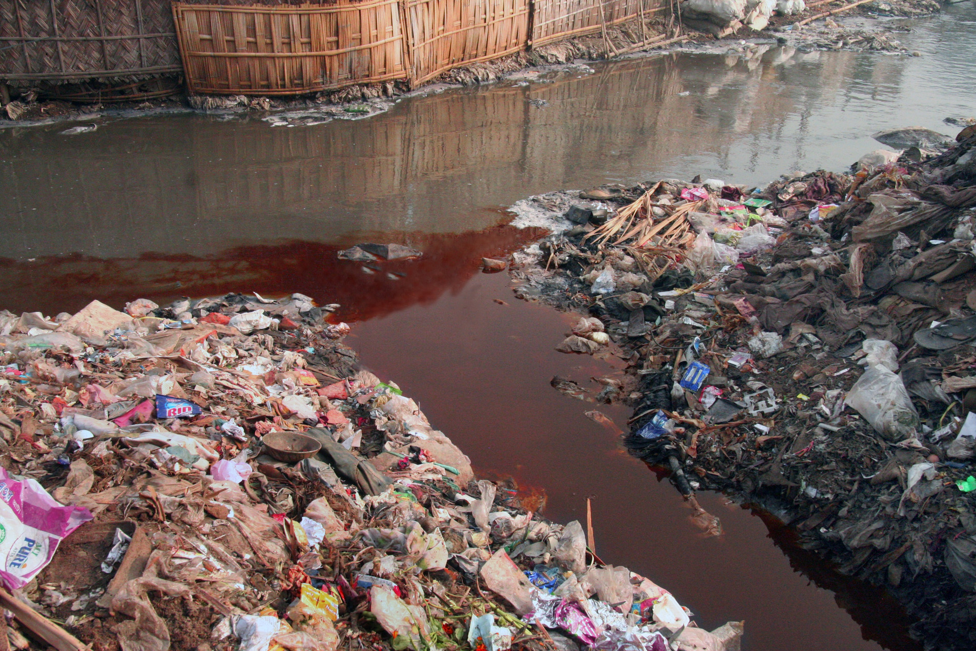 Hazaribagh ist das Zentrum der Lederindustrie in Bangladeschs Hauptstadt Dhaka. Hier gibt es mehr als 200 Gerbereien. Die hochgiftigen Abwässer werden ungefiltert in den Fluss geleitet ® ZDF/Time-lapse & Stills Photography/David McIlvride Hazaribagh ist das Zentrum der Lederindustrie in Bangladeschs Hauptstadt Dhaka. Hier gibt es mehr als 200 Gerbereien. Die hochgiftigen Abwässer werden ungefiltert in den Fluss geleitet ® ZDF/Time-lapse & Stills Photography/David McIlvride