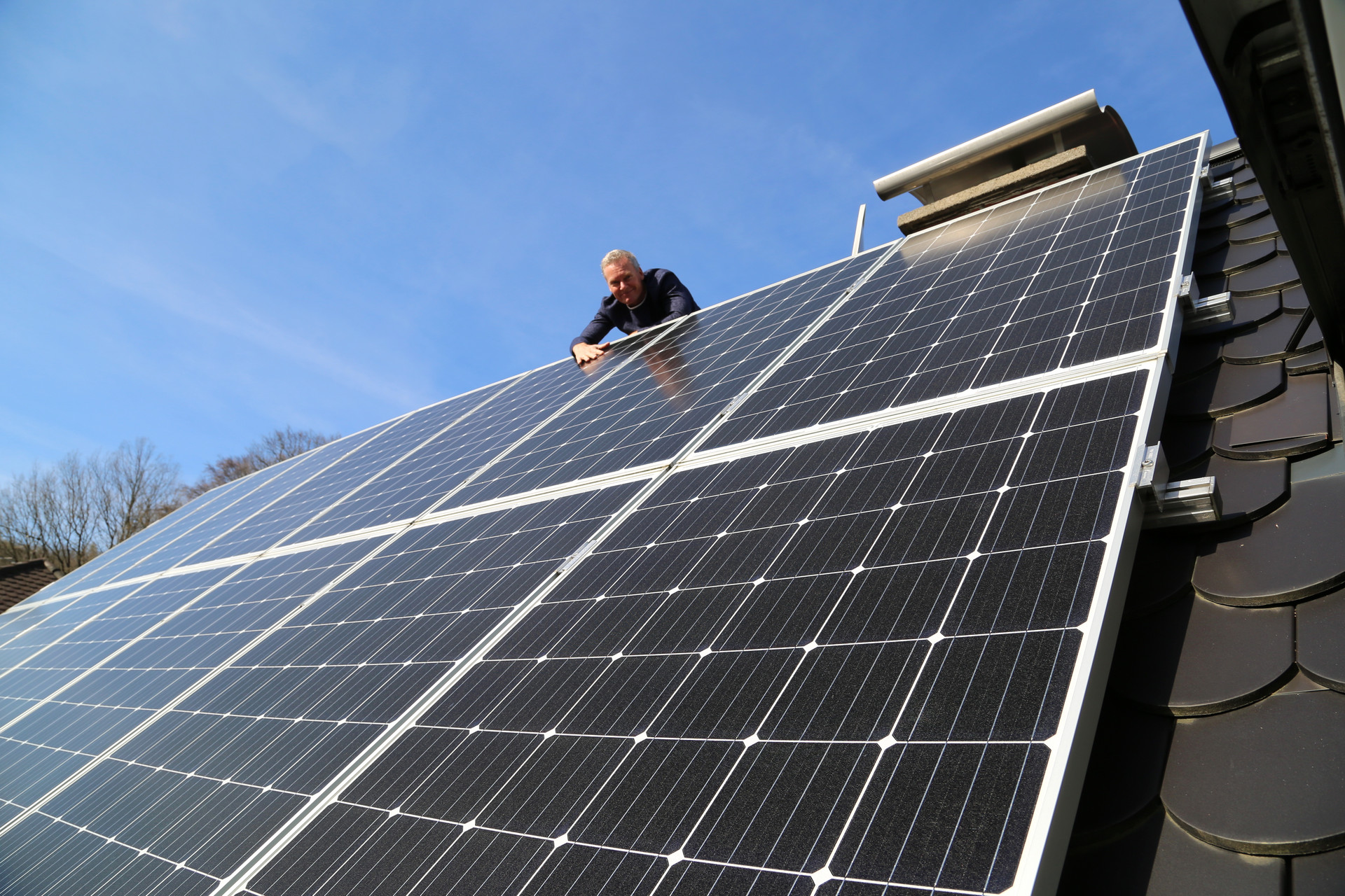 Ingolf Baur versucht seinen ökologischen Fußabdruck zu verringern, u.a. mit einer PV- und Solarthermieanlage (c) ZDF/Hilmar Liebsch Ingolf Baur versucht seinen ökologischen Fußabdruck zu verringern, u.a. mit einer PV- und Solarthermieanlage (c) ZDF/Hilmar Liebsch