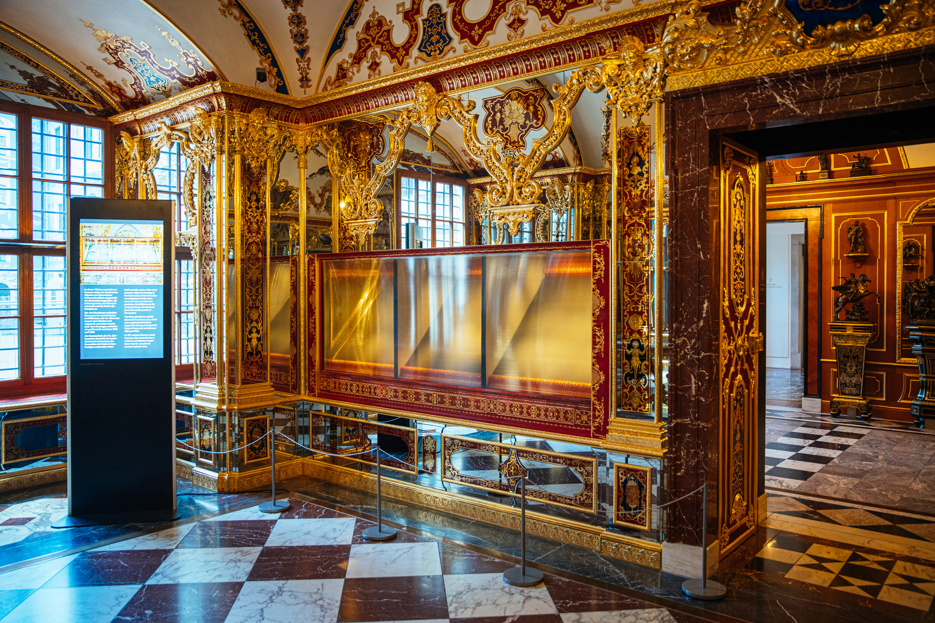 Die ausgeraubte und nun ausgestellte Vitrine im Juwelenzimmer des Historischen Grünen Gewölbes im Residenzschloss in Dresden © dpa/zentralbild/Killig, Oliver