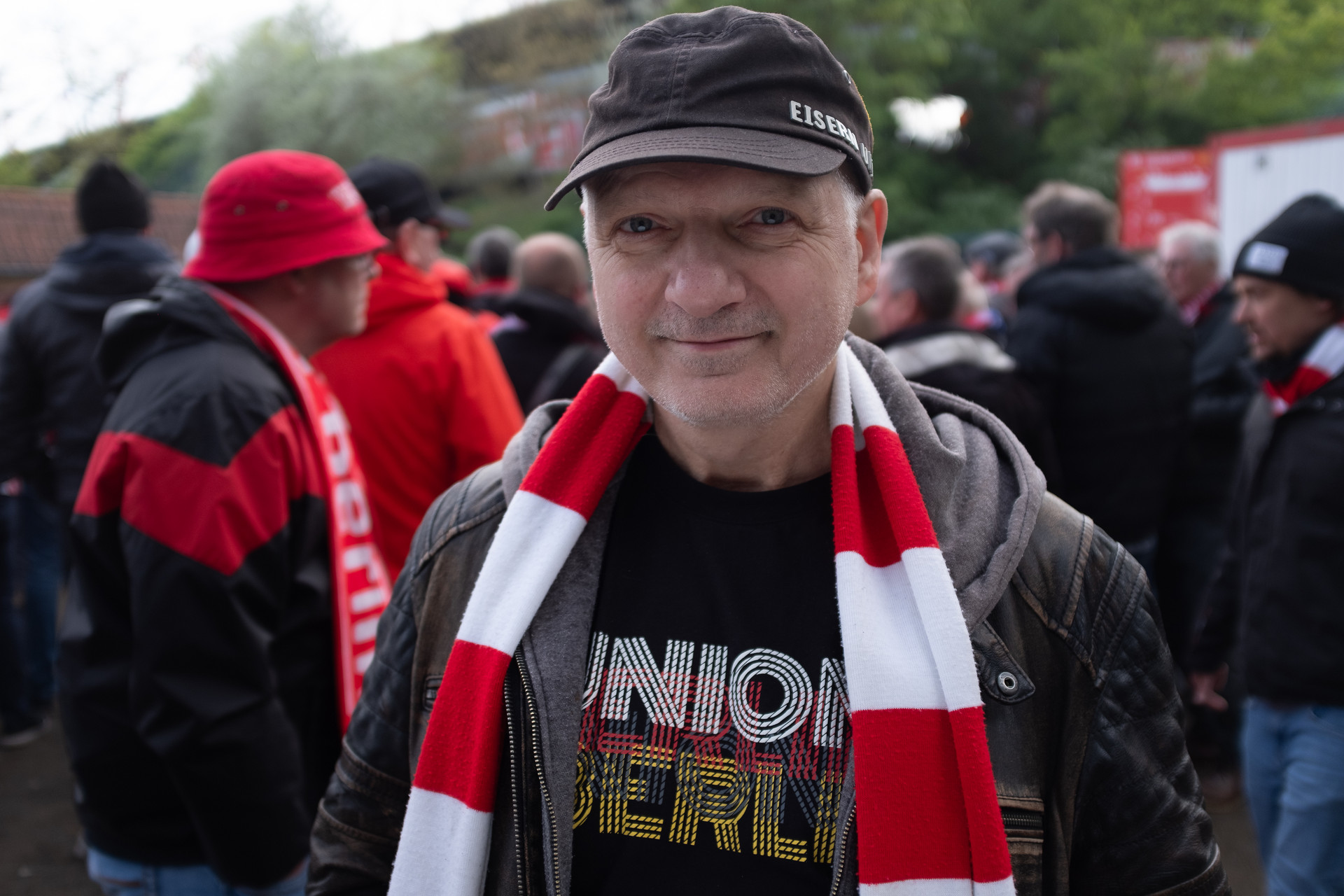 Sport- und Kulturjournalist Gunnar Leue hat eine Kulturgeschichte der Fangesänge geschrieben - und ist eingeschworener Fan des  FC Union Berlin / Copyright: ZDF/Sven Müller