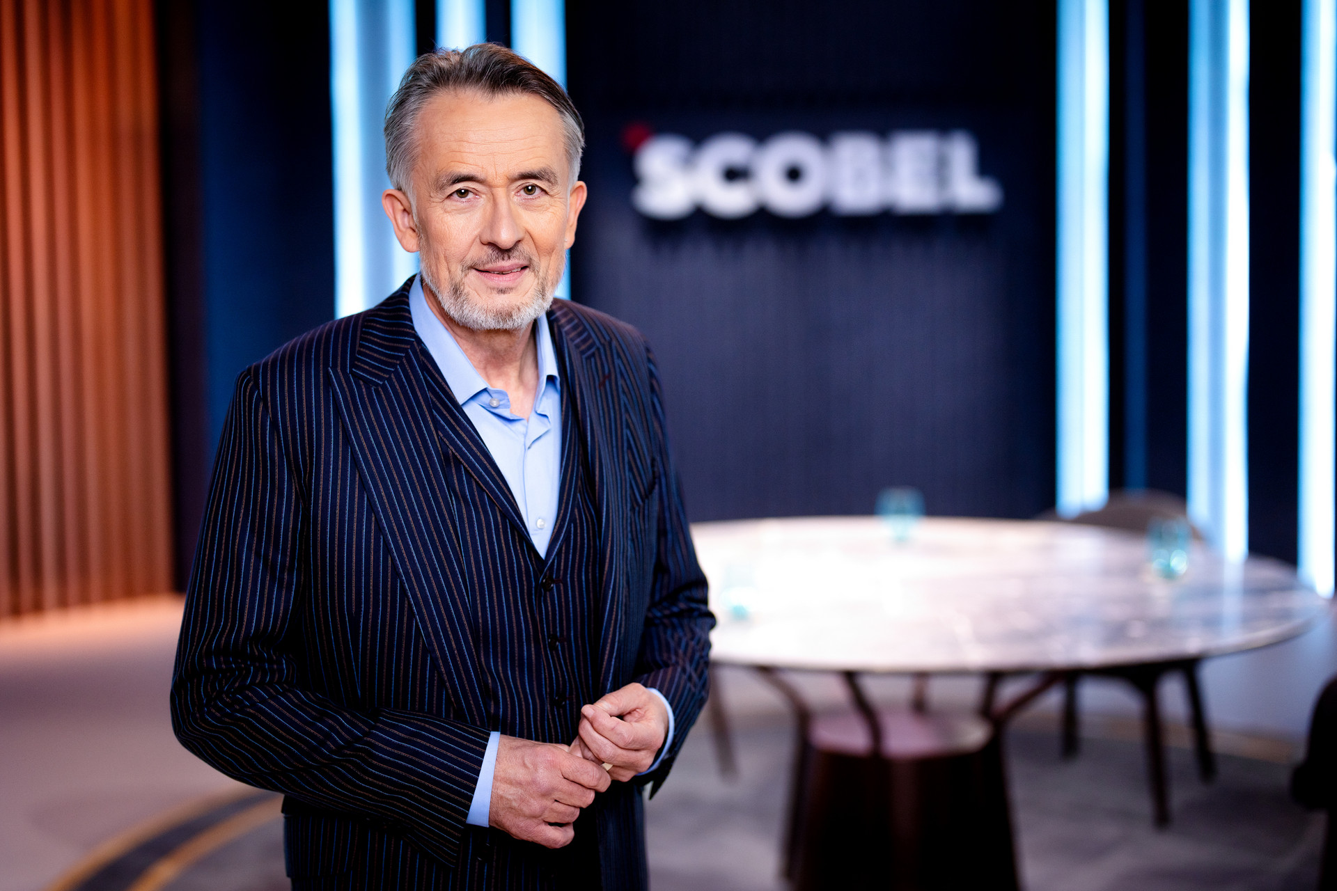 "scobel": Gert Scobel in Studio-Deko © ZDF/Ben Knabe