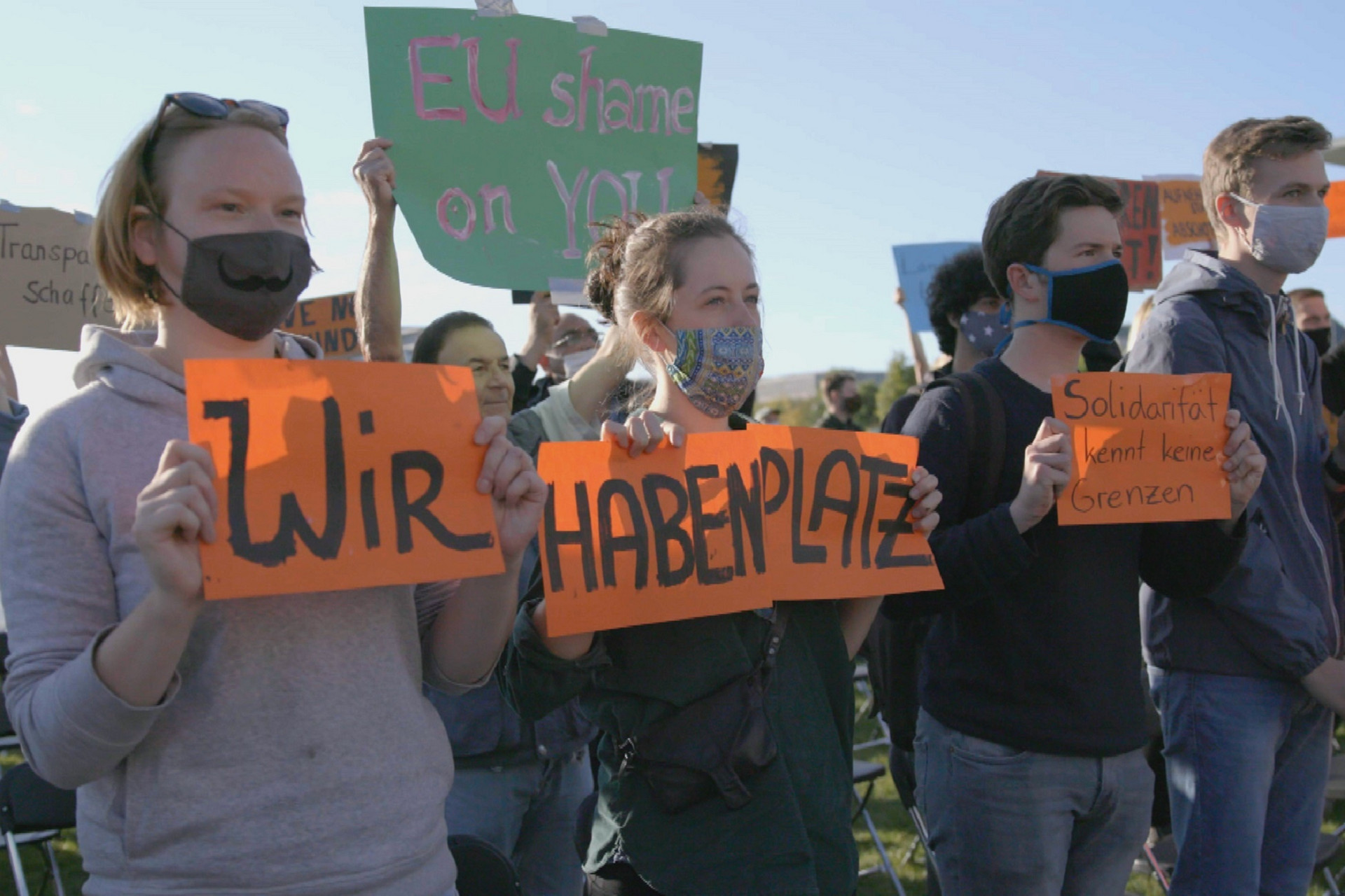 "Wir haben Platz": Junge Demonstrant*innen beim Aktionstag Seebrücke mit Aktivistin Sonya Bobrik © ZDF/Martin Langner "Wir haben Platz": Junge Demonstrant*innen beim Aktionstag Seebrücke mit Aktivistin Sonya Bobrik © ZDF/Martin Langner