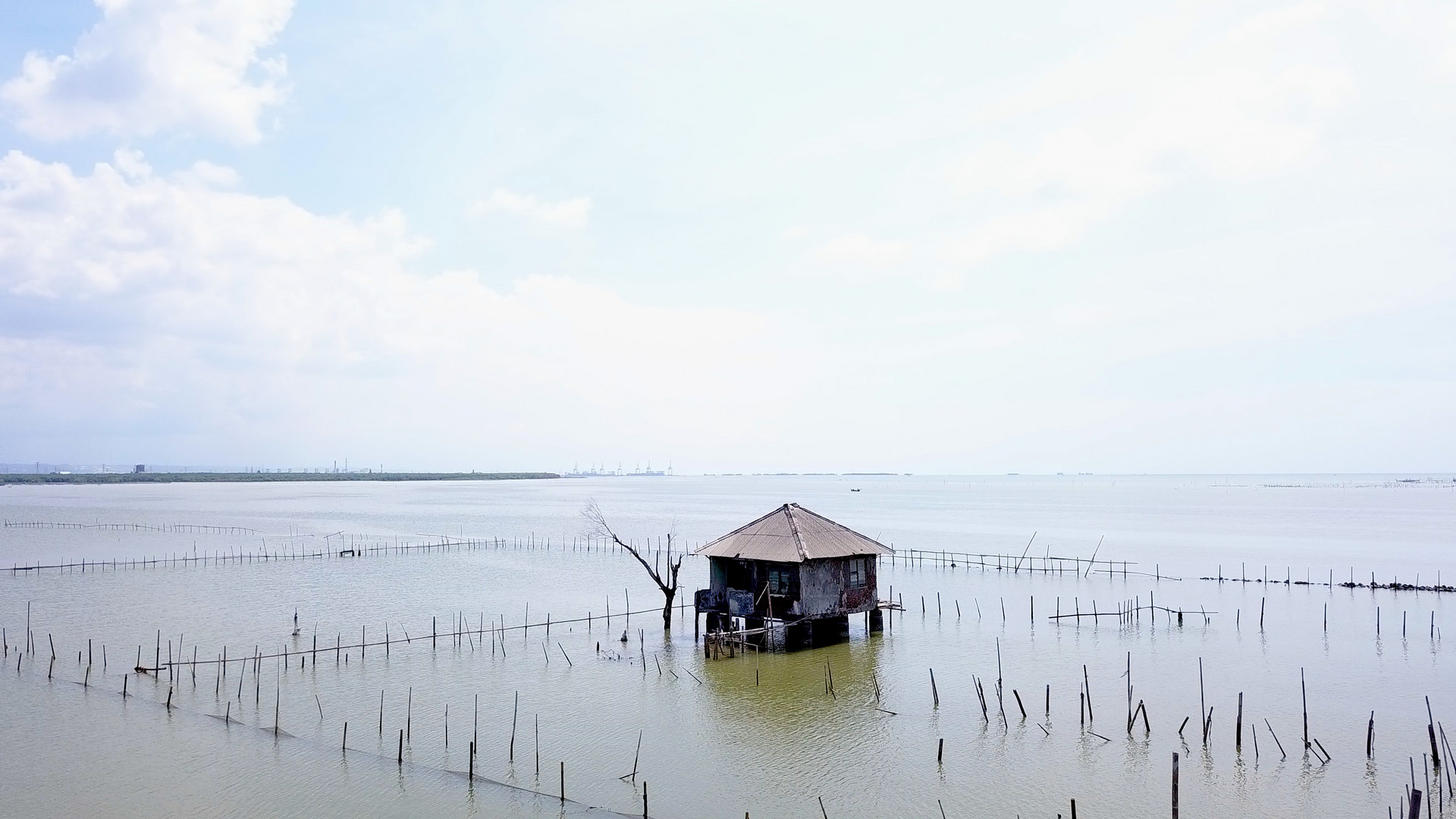 Letztes Haus einer Ortschaft, das sich gegen den Rückzug vor dem Wasser wehrt. Indonesien, Nordküste Javas (aus "Steigende Pegel - wenn das Wasser kommt"). (c) ZDF und Jean Schablin