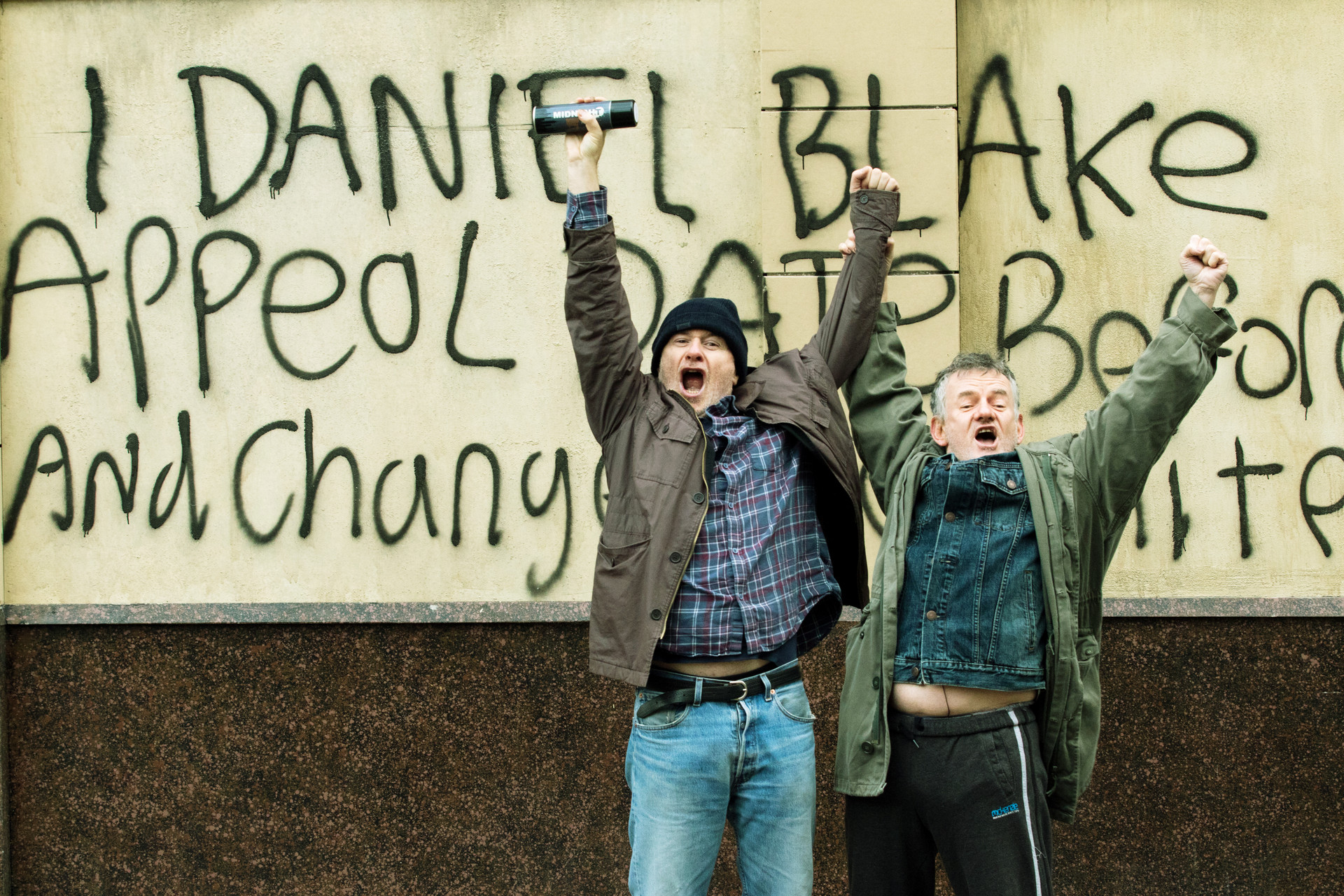 Nach einem weiteren frustrierenden Vorsprechen beim Amt greift Daniel Blake (Dave Johns, l.) zu drastischen Mitteln … (aus: „Ich, Daniel Blake“) © ZDF/Joss Barratt Nach einem weiteren frustrierenden Vorsprechen beim Amt greift Daniel Blake (Dave Johns, l.) zu drastischen Mitteln … (aus: „Ich, Daniel Blake“) © ZDF/Joss Barratt