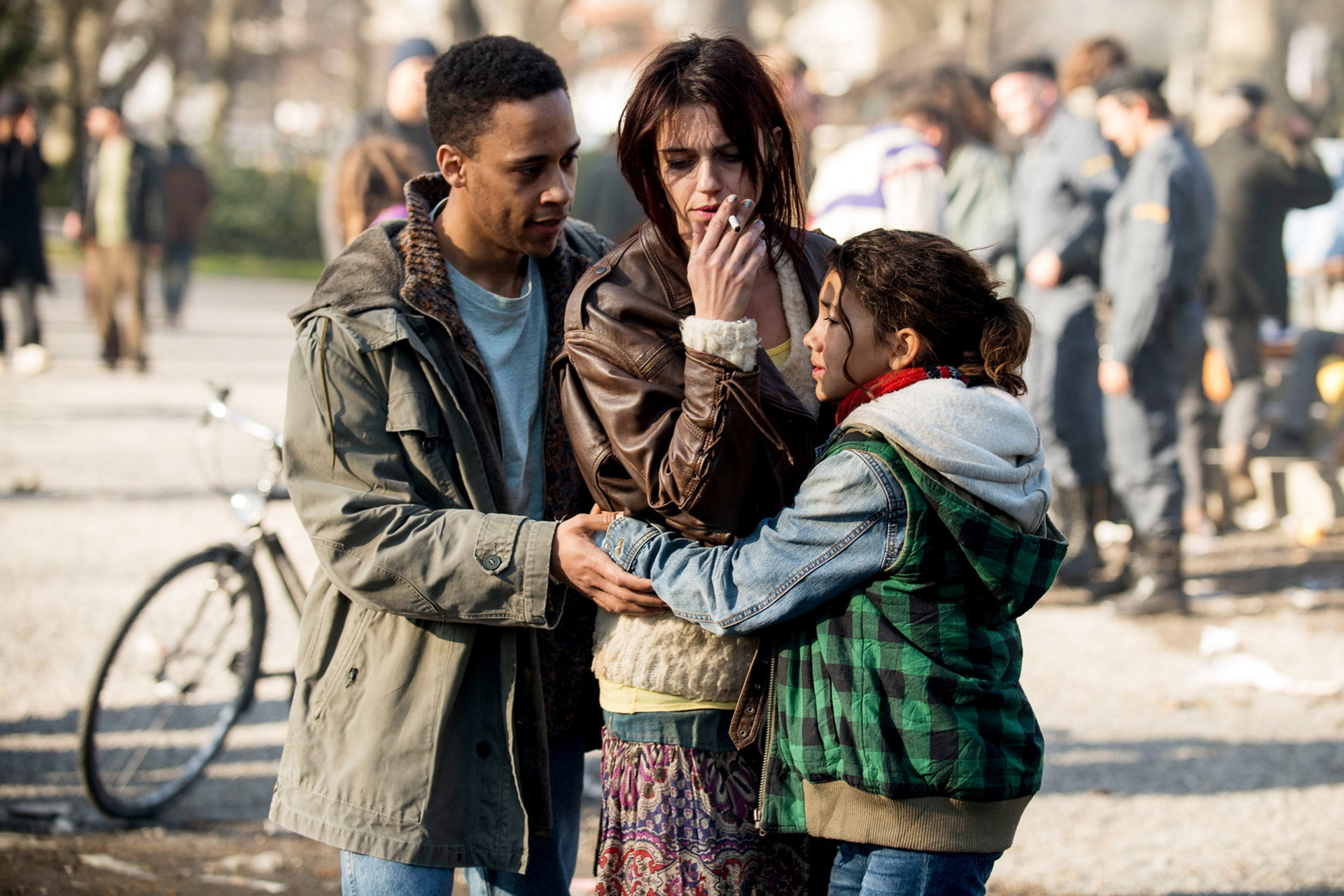 Keine heile Familie: André (Jeremy Hoffmann), Sandrine (Sarah Spale) und Mia (Luna Mwezi); Copyright: ZDF/SRF, Aliocha Merker