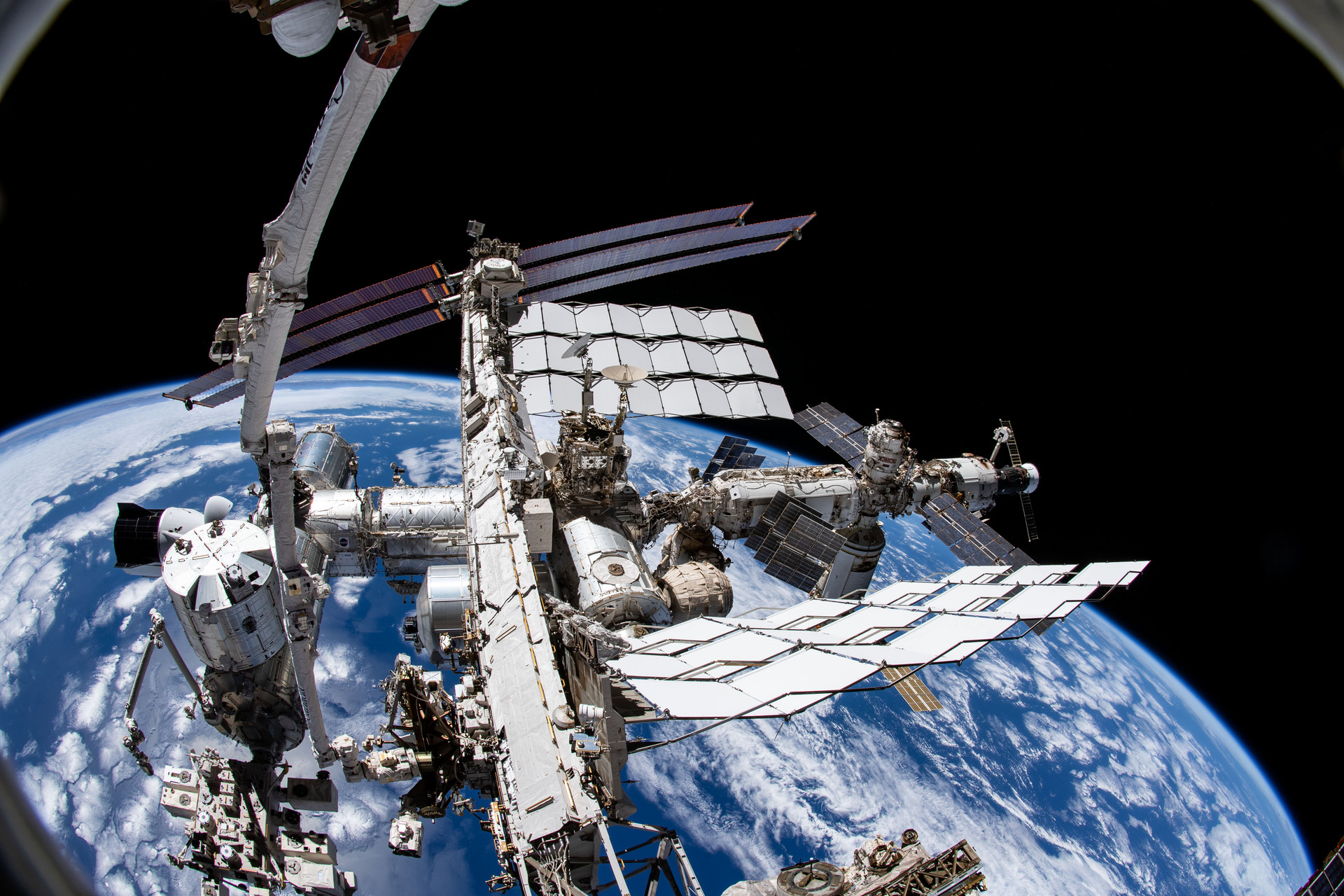 Eine Aufnahme aus der Kamera des Nasa-Astronauten Thomas Marshburn zeigt die Internationale Raumstation ISS und die Erde darunter / Copyright: dpa-Bildfunk