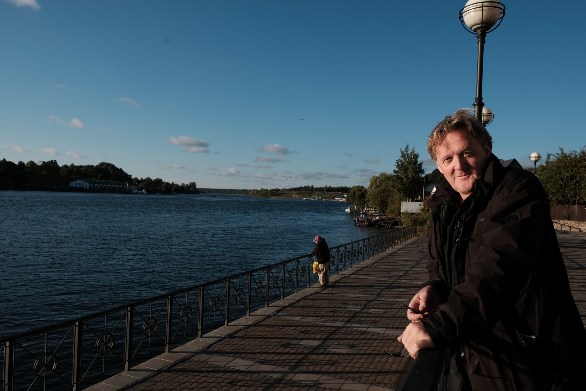 Christof Franzen, ehemaliger Russland-Korrespondent des SRF, am Ufer der Narva, dem Grenzfluss zwischen Russland und Estland. (c) ZDF/SRF