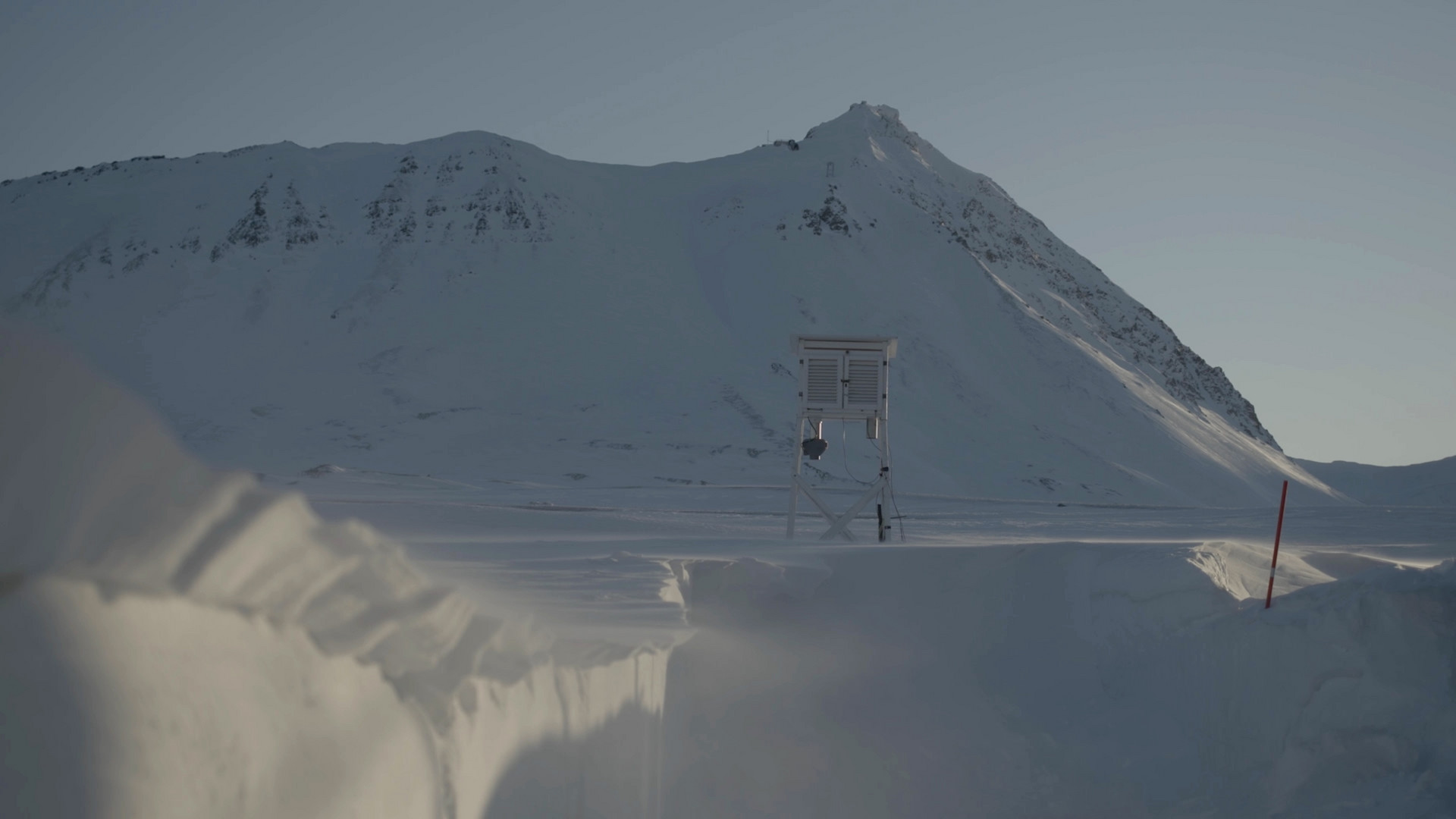 Meteorologische Messstation in Ny-Ålesund auf Spitzbergen. (c) ZDF und Alexander Riedel