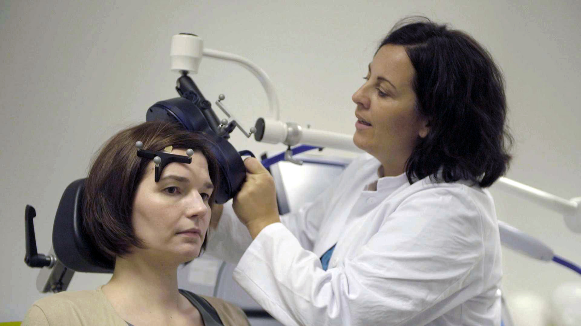 Bei der transkraniellen Magnetstimulation(TMS) werden einzelne Hirnareale gezielt angesteuert und stimuliert (c) ZDF und Micha Bojanowski. Bei der transkraniellen Magnetstimulation(TMS) werden einzelne Hirnareale gezielt angesteuert und stimuliert (c) ZDF und Micha Bojanowski.