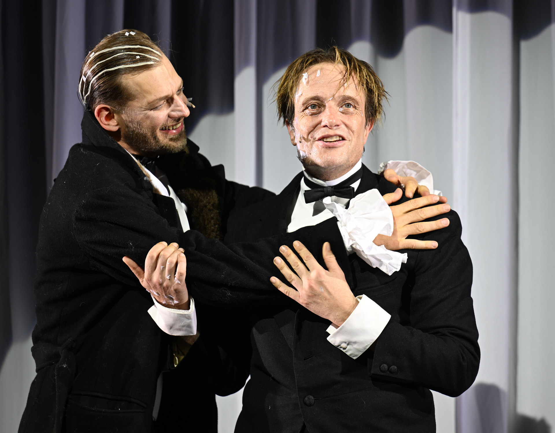 Claudius Steffens (l.) und August Diehl (r.) bei der Inszenierung von "Der Schneesturm" nach Vladimir Sorokin im Rahmen der Salzburger Sommer-Festspiele © Barbara Gindl/APA/dpa