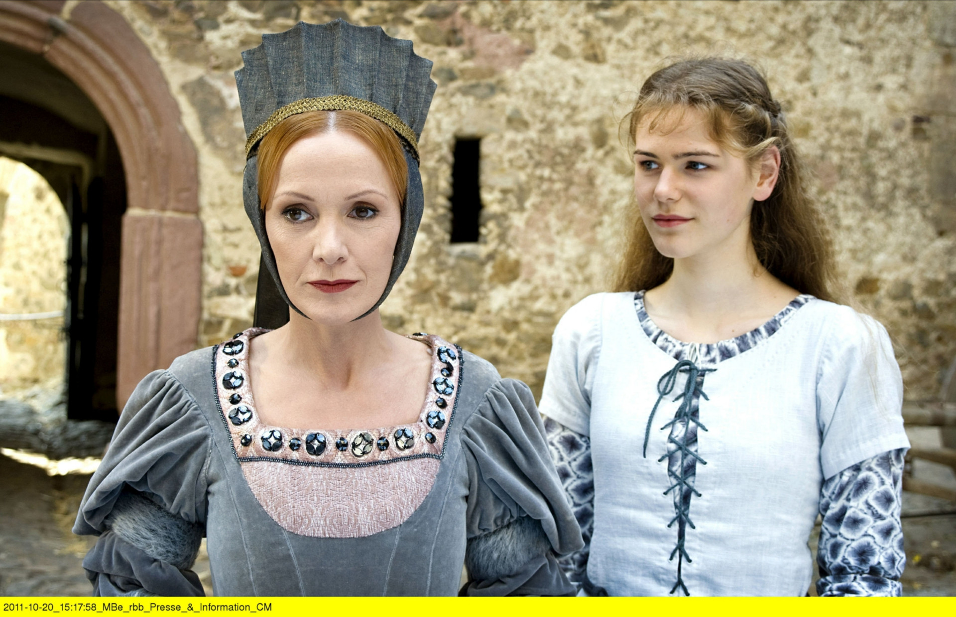 Zauberin (Katja Flint) mit Jorinde (Llewellyn Reichman) auf der Burg des Ritters. Copyright: ZDF/rbb/Arnim Thomaß