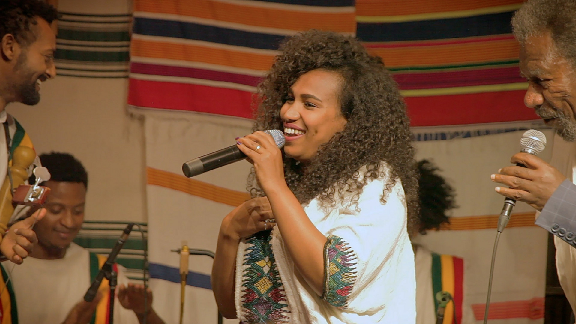 Azmari-Sängerin Nardos Wude Tesfaw bei einem Auftritt im Kulturclub Fendika in Addis Abeba; Copyright: ZDF/Johann Feindt