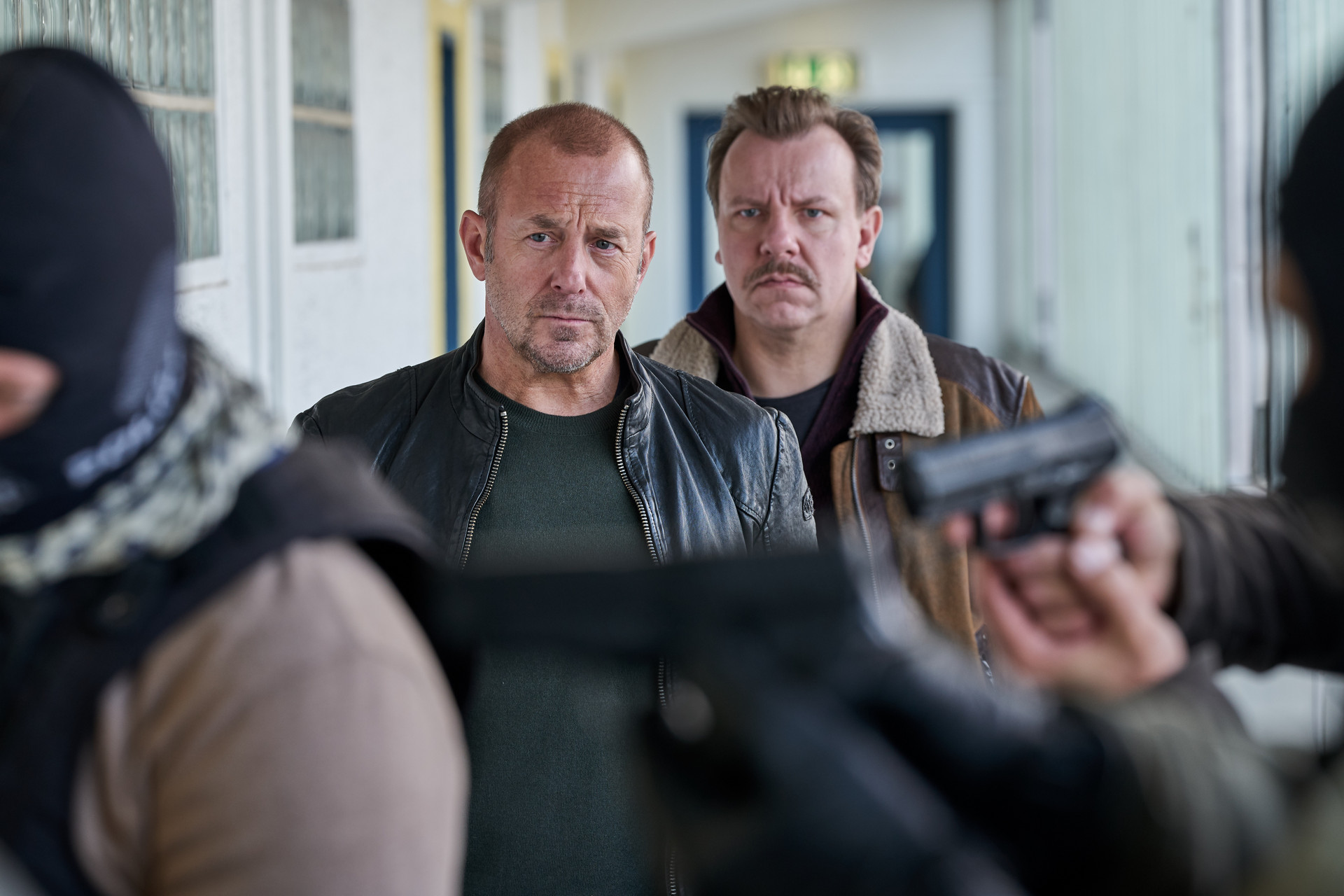Ingo Thiel (Heino Ferch, l.) und Winni (Ronald Kukulies, r.) stürmen zusammen mit dem SEK Lorenzo Costas (Riccardo Ferreira) Wohnung, Szene aus "Die Spur der Mörder © ZDF/Frank Dicks