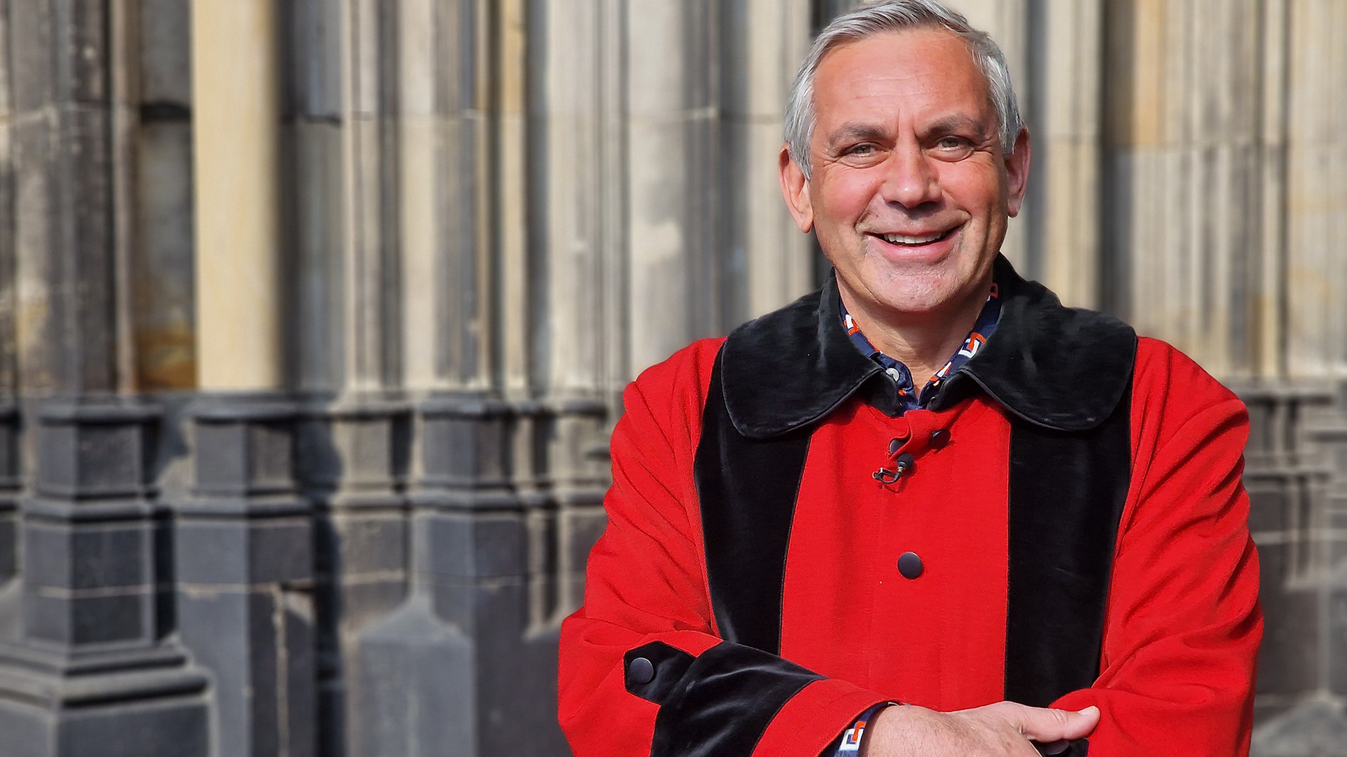 Wladimir Kaminer in der Uniform der Kirchenschweizer vor dem Kölner Dom. © ZDF, Nadja Kölling
Wladimir Kaminer in der Uniform der Kirchenschweizer vor dem Kölner Dom. © ZDF, Nadja Kölling
