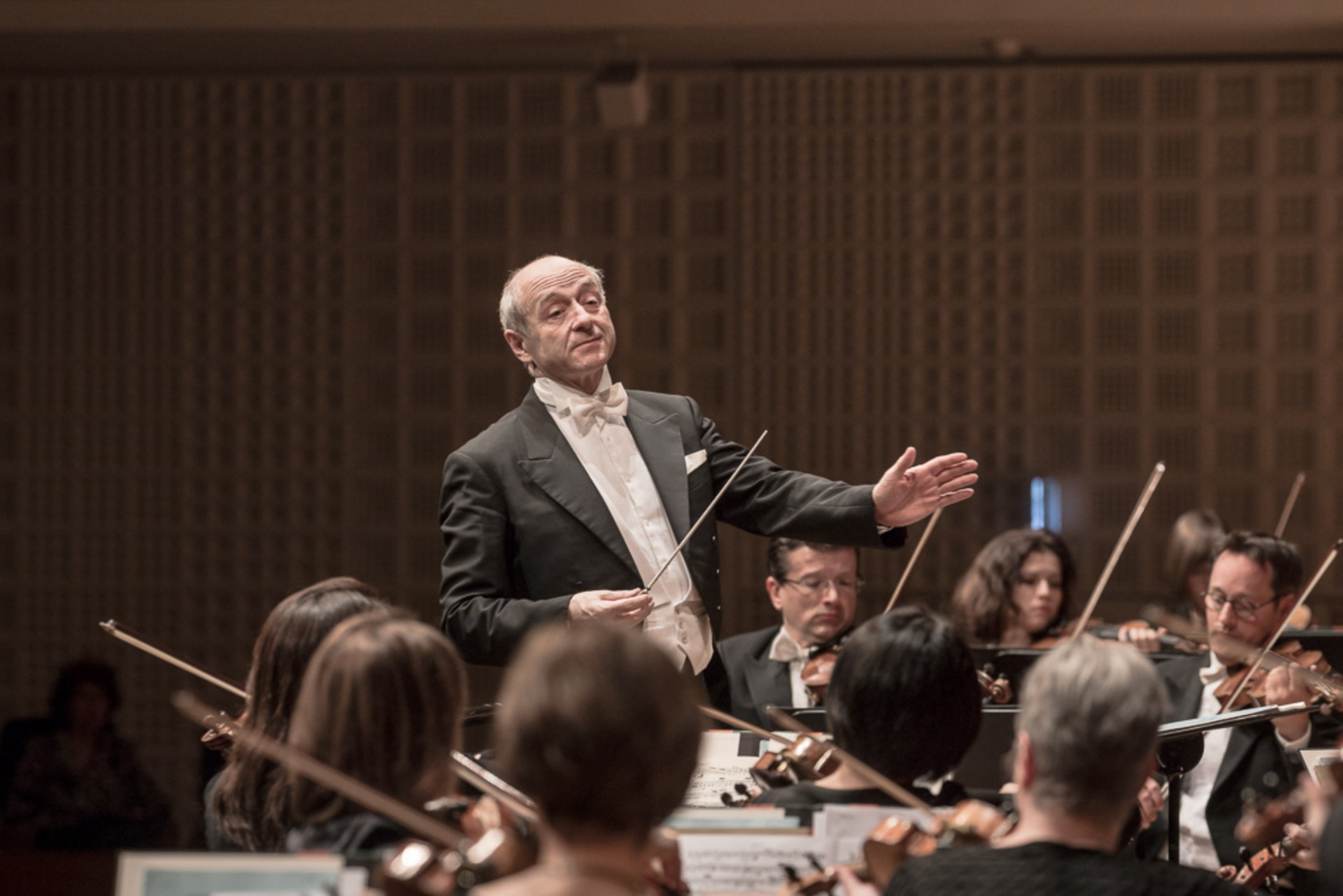 Der ungarische Dirigent Iván Fischer mit dem Symphonieorchester des Bayerischen Rundfunks. © ZDF und BR/Peter Meisel.