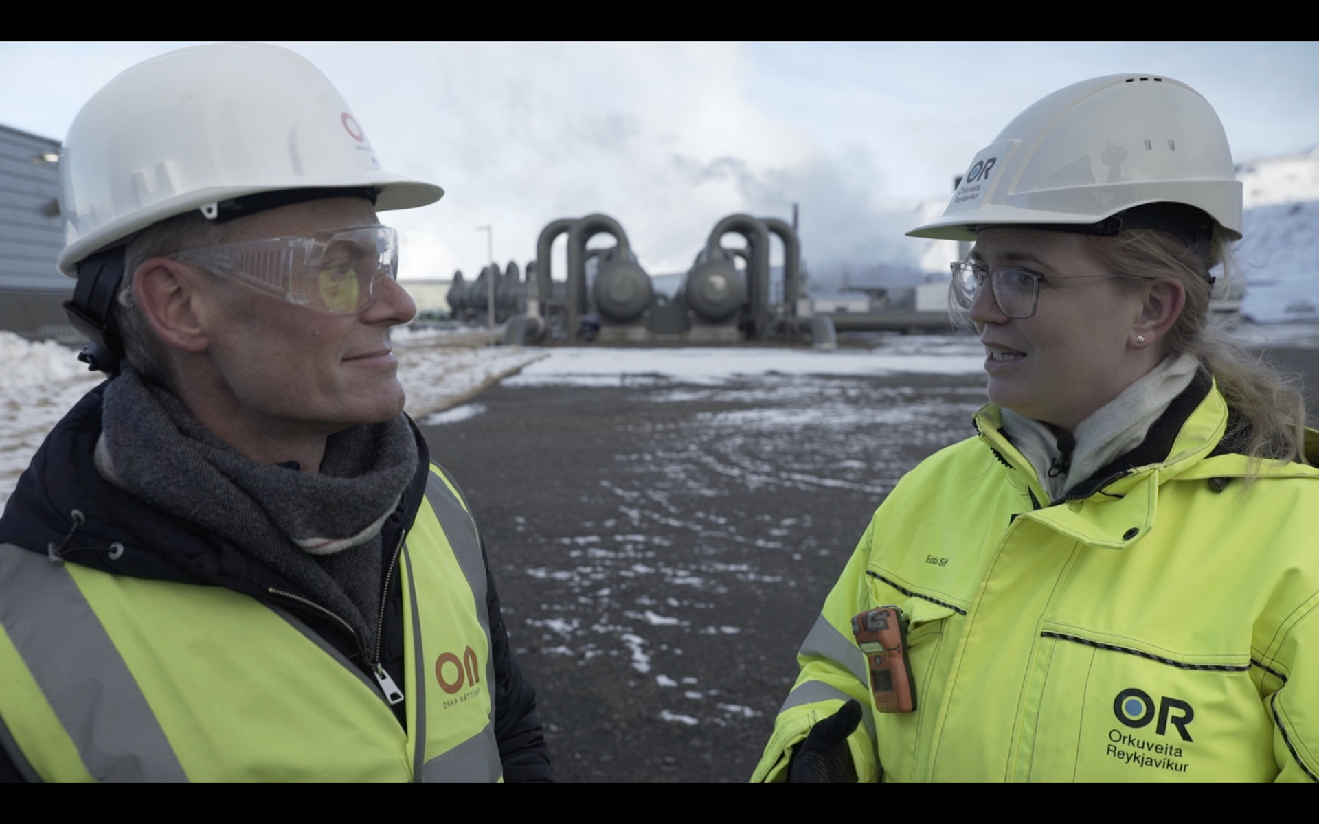 Ingolf Baur ist für seine Dokumentation auch in Island unterwegs, hier im Gespräch mit Edda Sif Arradotir vom isländischen Energieversorger Reykjavik Engergy. (c) ZDF und SRF