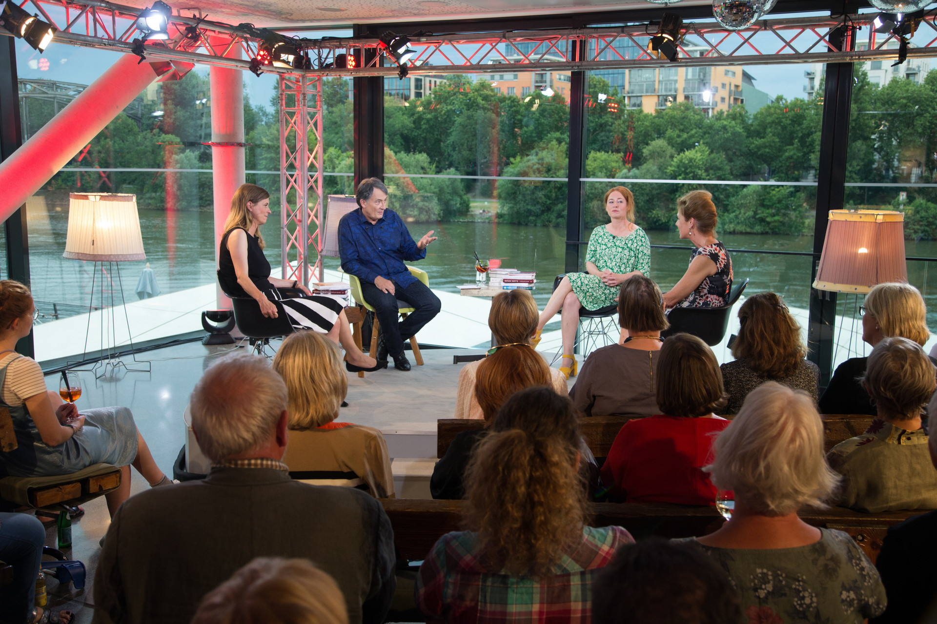 Die Literaturrunde der "Buchzeit": Sandra Kegel, Gert Scobel, Katrin Schumacher und Barbara Vinken (v.l.n.r.) © ZDF/Ralph Orlowski 