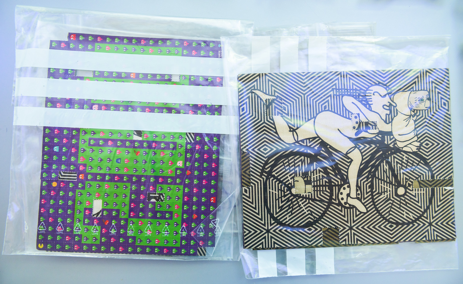 Sichergestellte mit LSD beträufelte Pappe liegen während einer Pressekonferenz im Bundeskriminalamt auf einem Tisch. Vor 80 Jahren entdeckte ein Chemiker die Wirkung von LSD und sah Potenzial als Medikament darin (c) dpa/Silas Stein