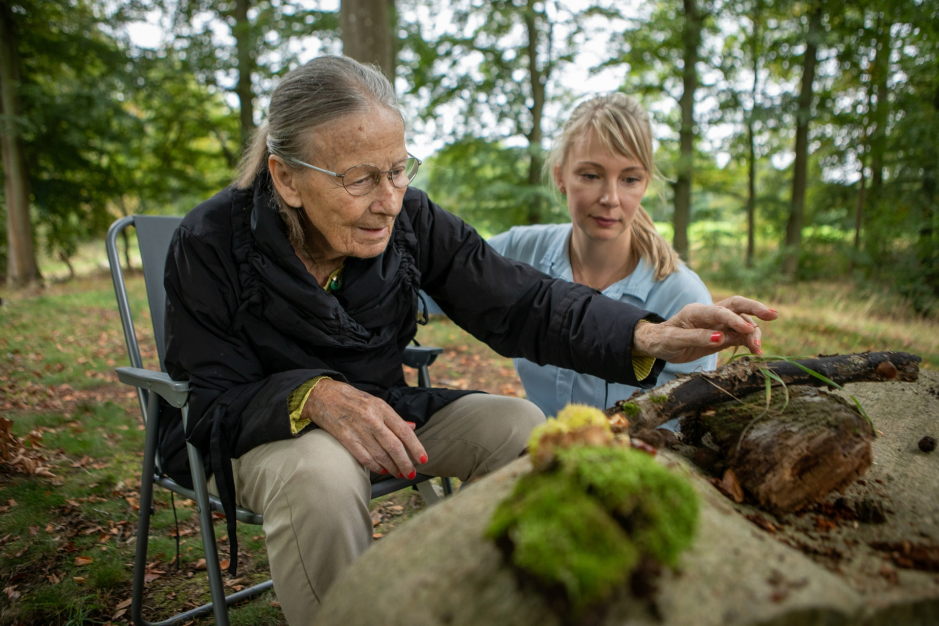 Naturerlebnisse gehören in Nordseeland zum Alltag: Grethe mit Pflegerin May © ZDF/Per Fredrik Skiöld