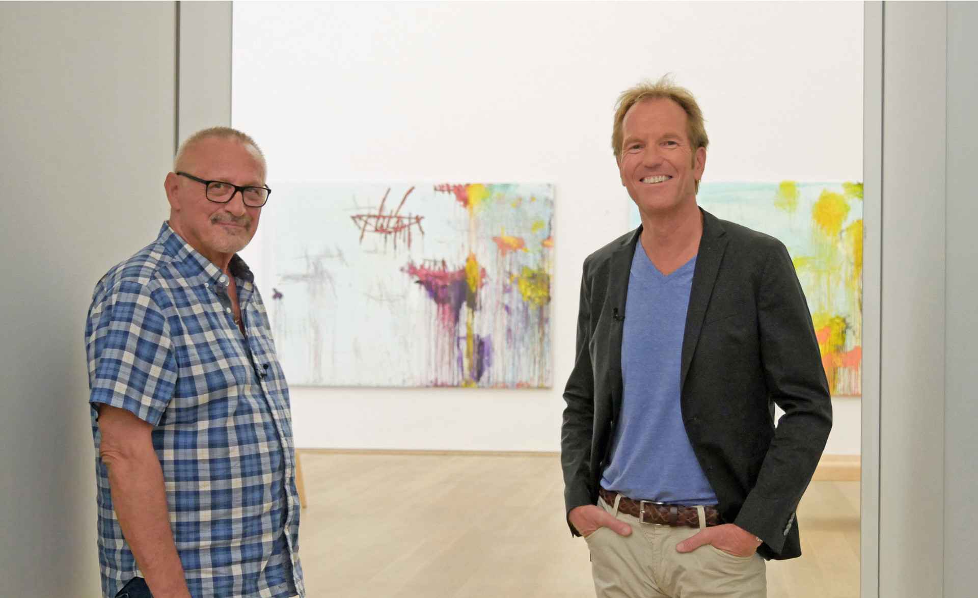 Liedermacher Konstantin Wecker erkundet mit Markus Brock die Pinakothek der Moderne und das Museum Brandhorst in München (c) ZDF und SWR/Petra Hölge