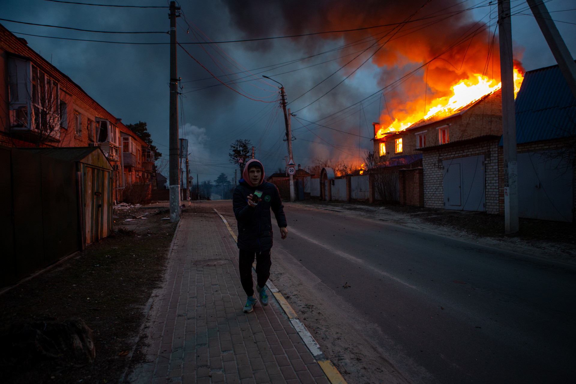 Vor der Flucht: brennende Häuser in Irpin (c) ZDF  und Juri Kosin 