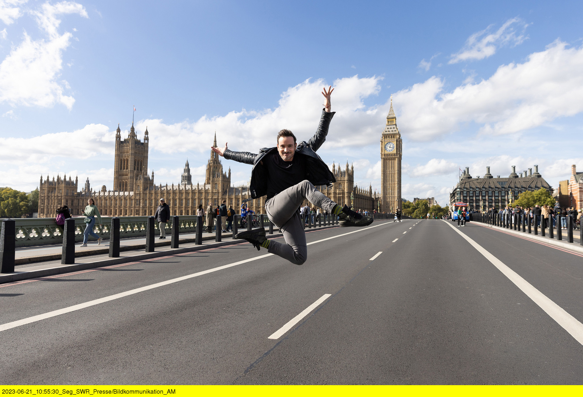 Freie Fahrt für den Tanz: Eric Gauthier allein auf der London Bridge / Copyright: ZDF/SWR/Jeanette Bak
