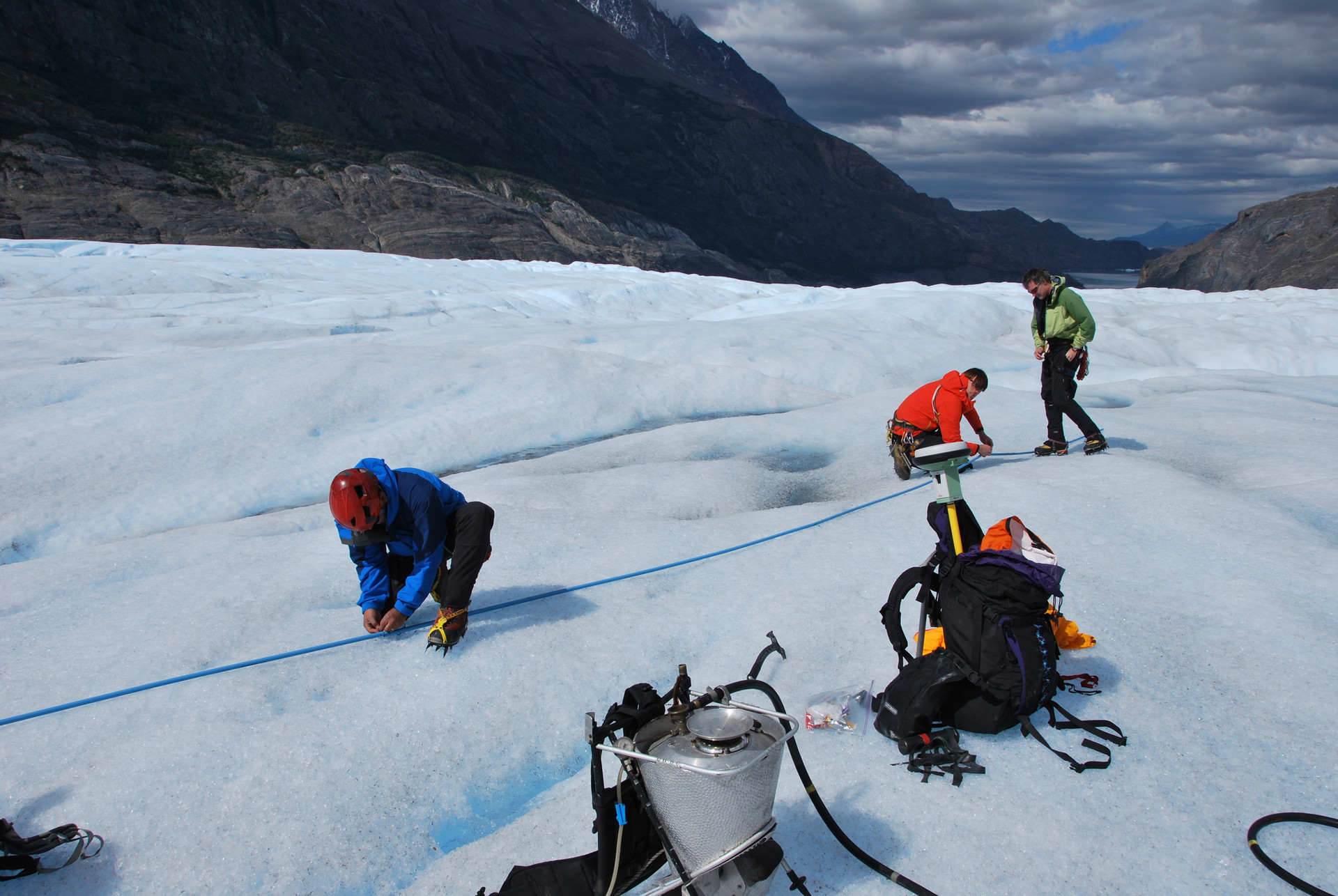 Regelmäßig vermessen Forscher der Humboldt Universität Berlin den schmelzenden Grey Gletscher in den südamerikanischen Alpen, um Daten für den globalen Klimawandel zu gewinnen.
(c) ZDF/Christopher Gerisch