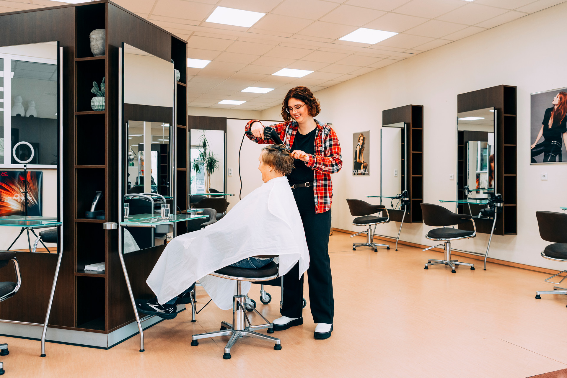 "Anna-Lena - schaff ich den Weg auf den 1. Arbeitsmarkt?": Fotografiert im Friseursalon des Berufsbildungswerkes CJD in Frechen / Copyright: ZDF/Jann Höfer