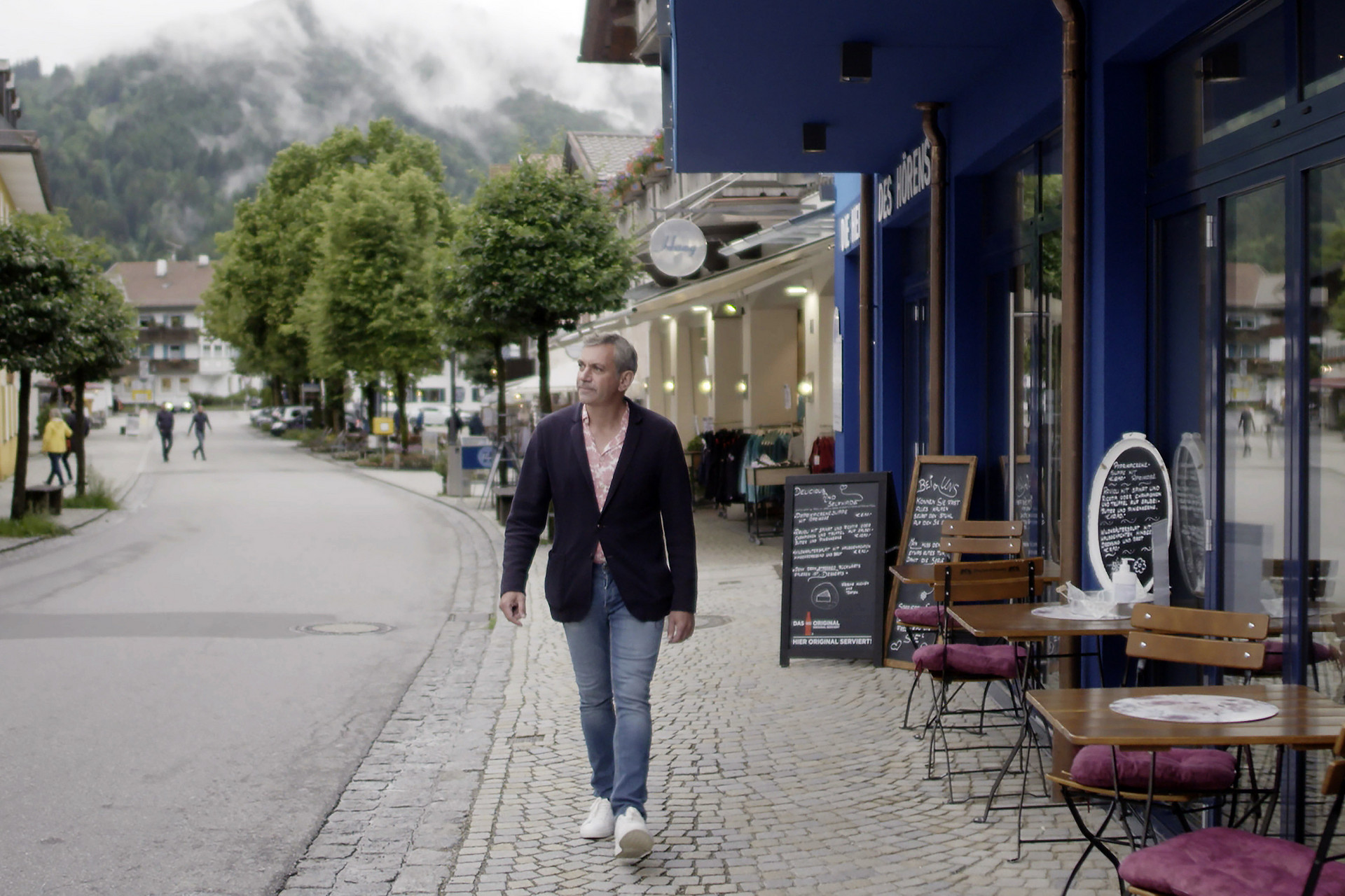 Wladimir Kaminer unterwegs in den leeren Straßen Oberammergaus: Die Passionsfestspiele wurden coronabedingt auf 2022 verschoben. © ZDF/Johann Schmejkal