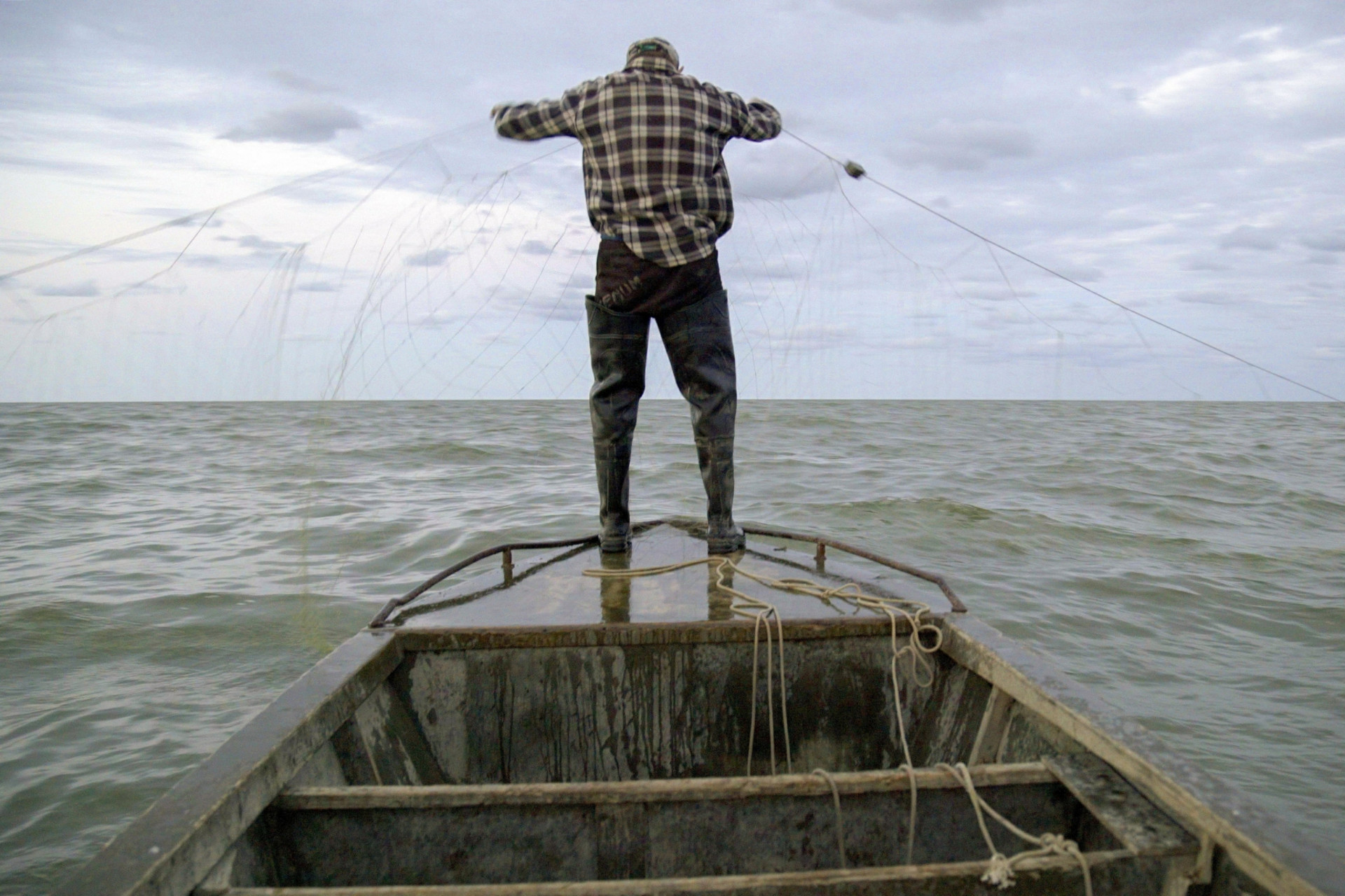 Iwan auf dem Boot mit dem Fischernetz "Ostrov – Die verlorene Insel"); Copyright: ZDF/SRF