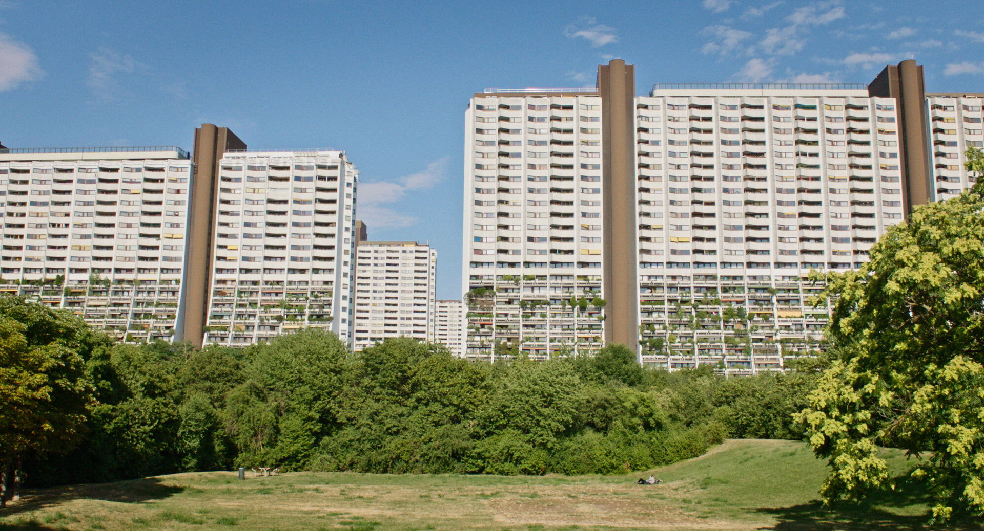 Szene aus "27 Storeys": Drei Baublöcke, 27 Stockwerke, 250.000 Quadratmeter – ein Zuhause für rund 10.000 Menschen. Mit Pools auf den Dächern, Sportanlagen und einer starken Nachbarschaftskultur. Copyright: ZDF/ORF/Mischief Films Szene aus "27 Storeys": Drei Baublöcke, 27 Stockwerke, 250.000 Quadratmeter – ein Zuhause für rund 10.000 Menschen. Mit Pools auf den Dächern, Sportanlagen und einer starken Nachbarschaftskultur. Copyright: ZDF/ORF/Mischief Films