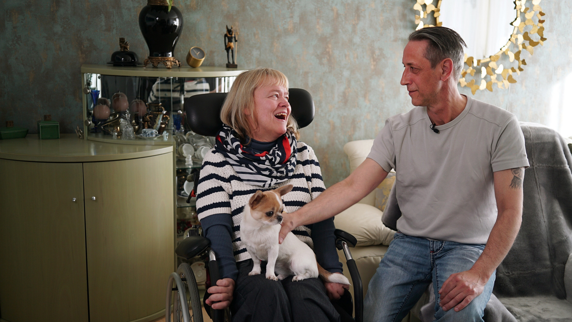 Selbstbestimmt leben in eigener Wohnung: Dank einer 24-Stunden-Assistenz ist das für Karen Hensel möglich © ZDF und Jupp Tautfest Selbstbestimmt leben in eigener Wohnung: Dank einer 24-Stunden-Assistenz ist das für Karen Hensel möglich © ZDF und Jupp Tautfest